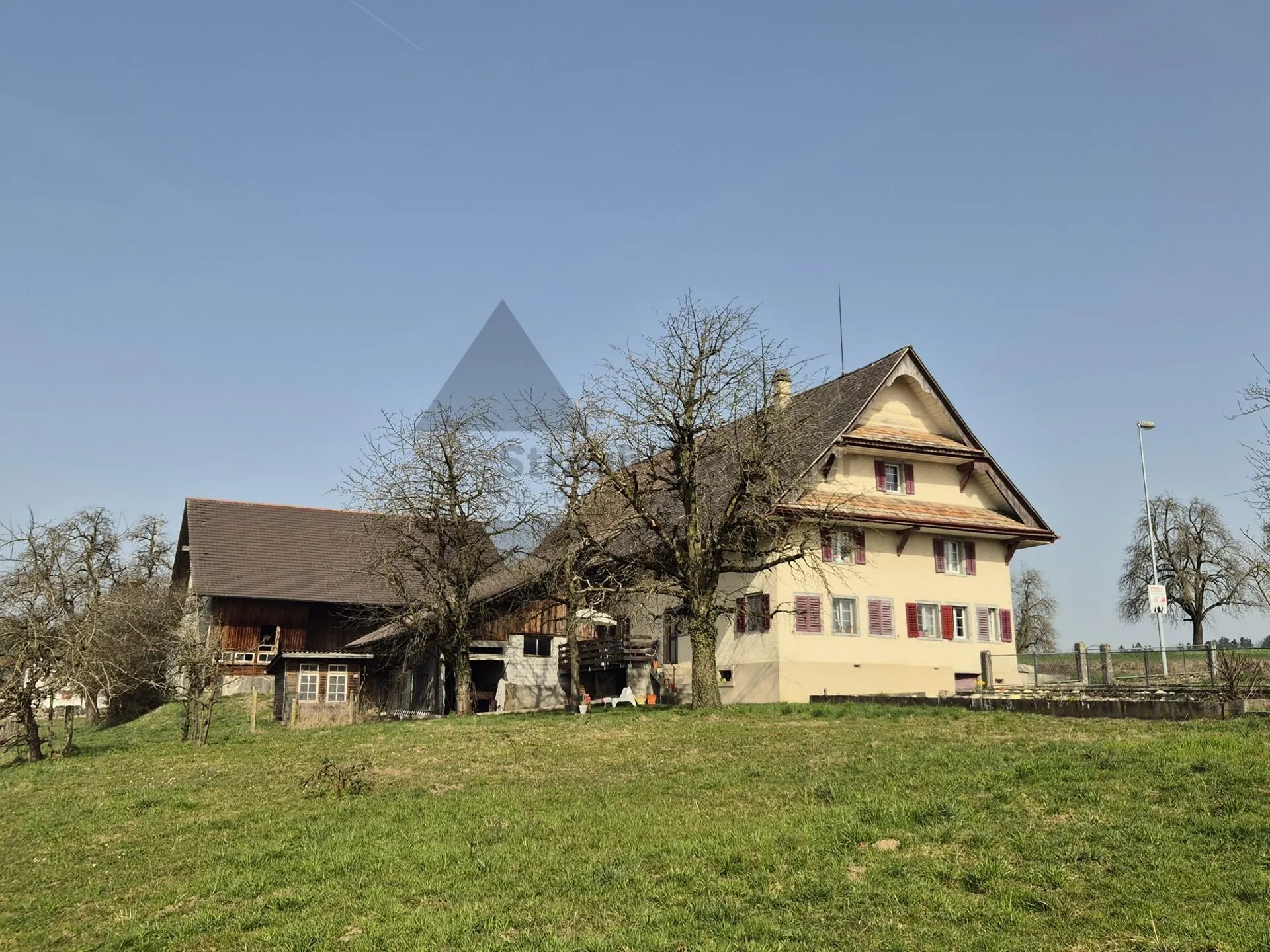 TRADITIONELLES BAUERNHAUS MIT SCHEUNE| AUSSICHT| POTENZIAL FÜR UMBAU