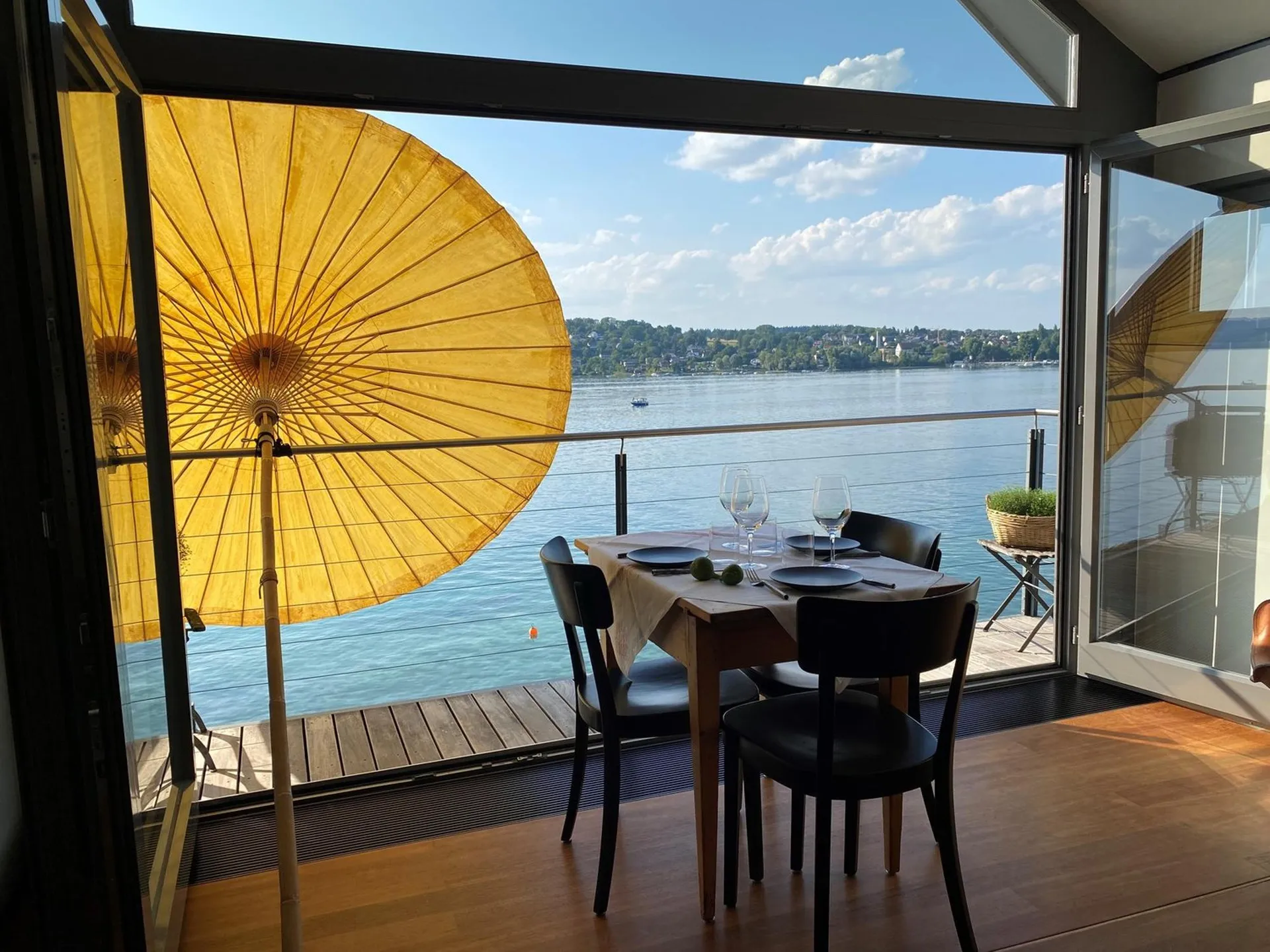 Stilvolle, exklusive Wohnung mit direktem Seeanstoss und einzigartiger Panorama-Sicht über den See