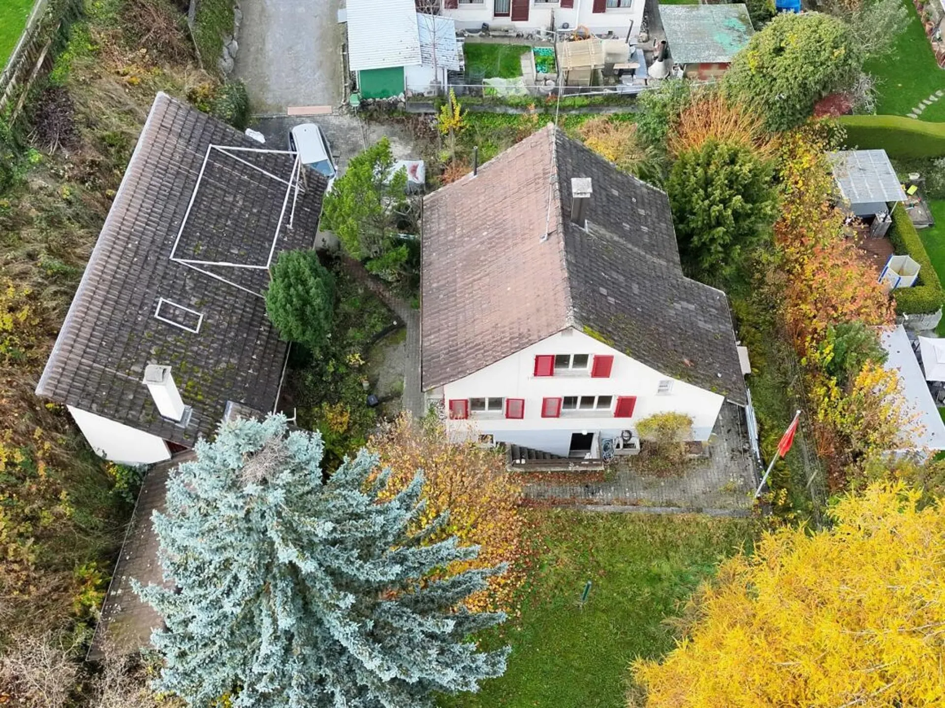 Freistehendes Einfamilienhaus mit Potenzial, separater grossen Werkstatt-/Garagengebäude