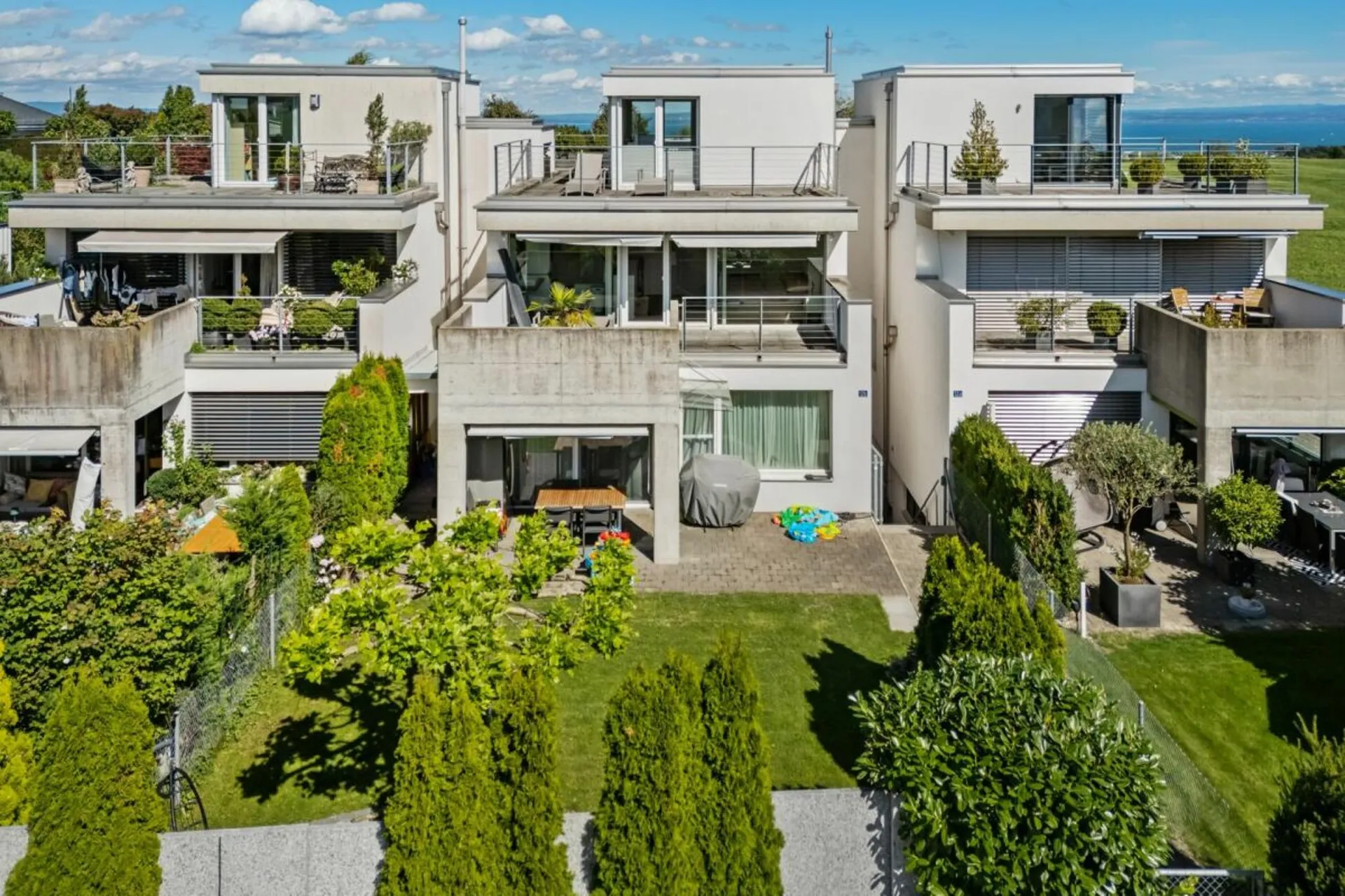 Modernes Familiendomizil mit Seesicht und Garten
