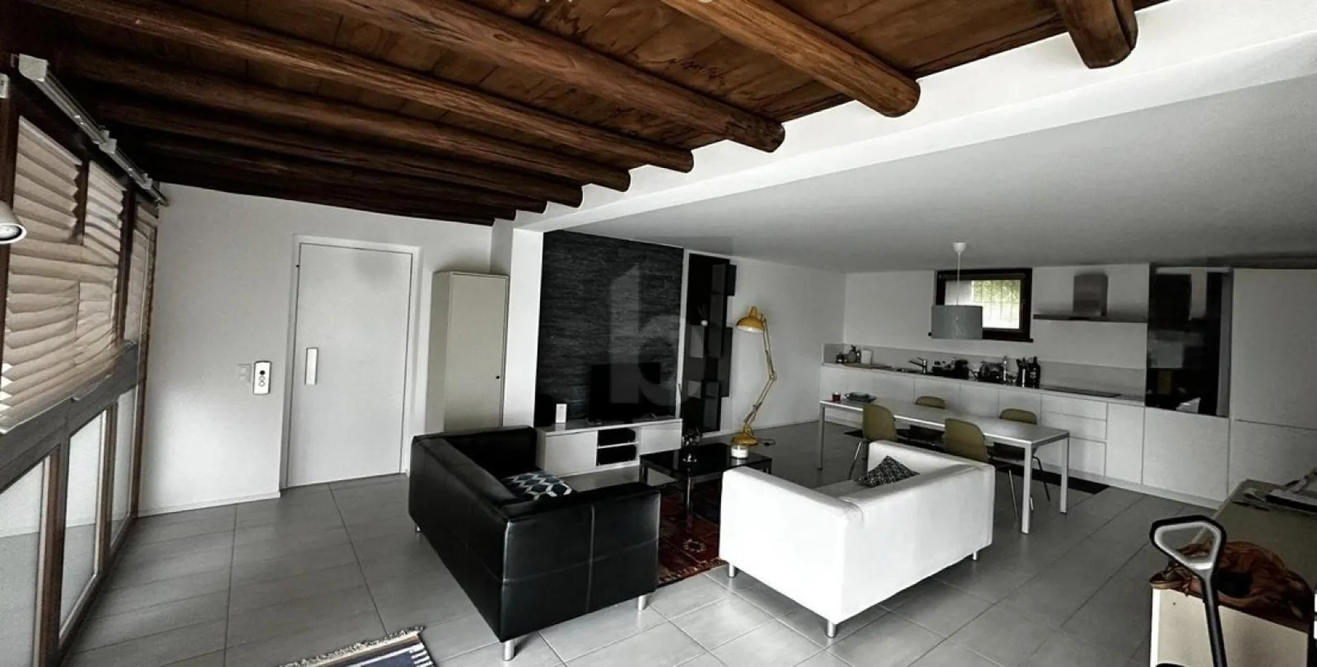 Appartamento elegante di 3.5 locali con balcone completamente ristrutturato in corte a Stabio
