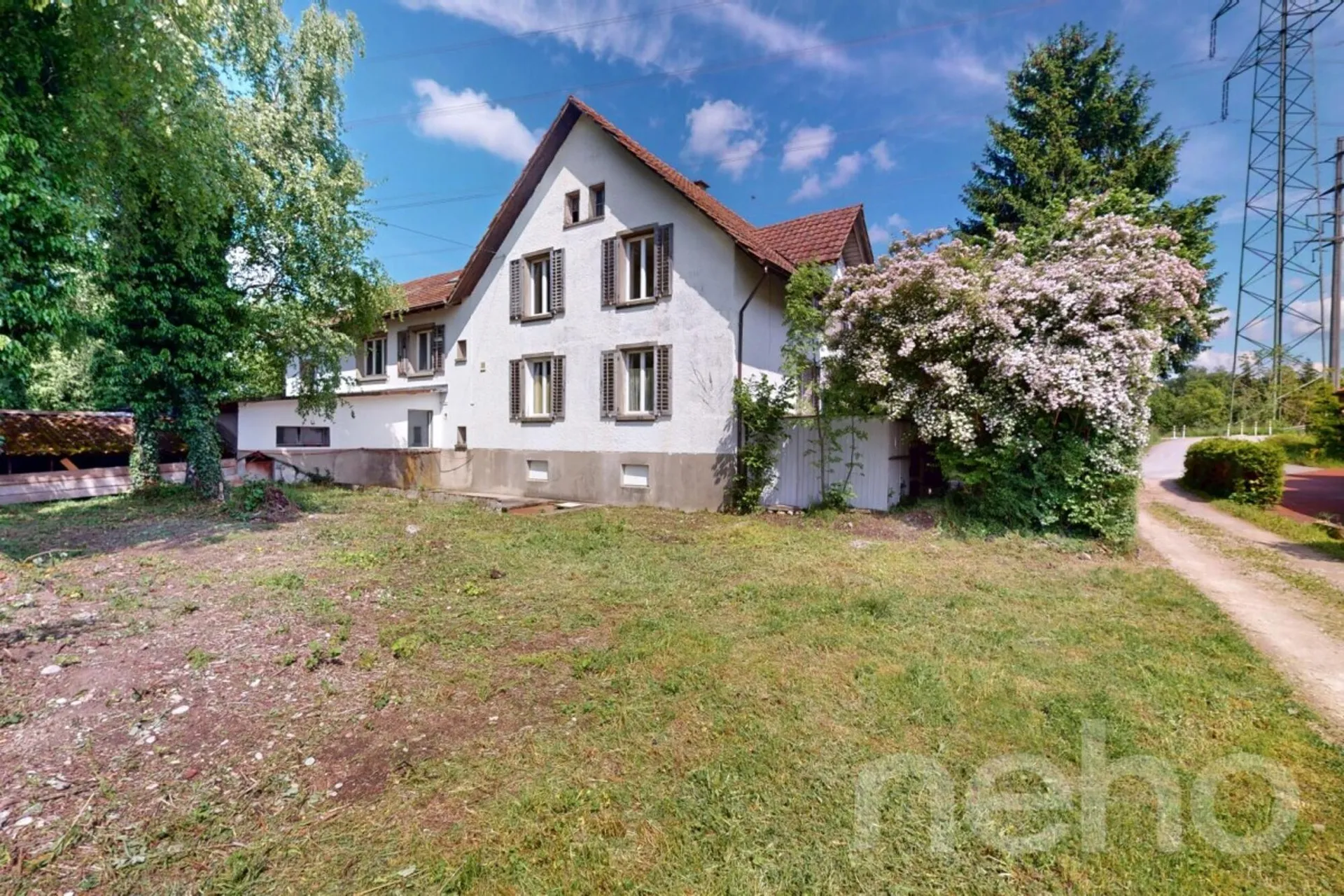 Zweifamilienhaus im Grünen mit 400 m² gewerblich nutzbarem Schuppen