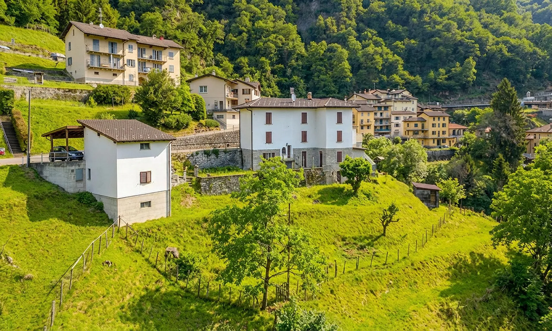OCCASIONE - FONDO CON 2 CASE IN AREA PANORAMICA AD AROGNO