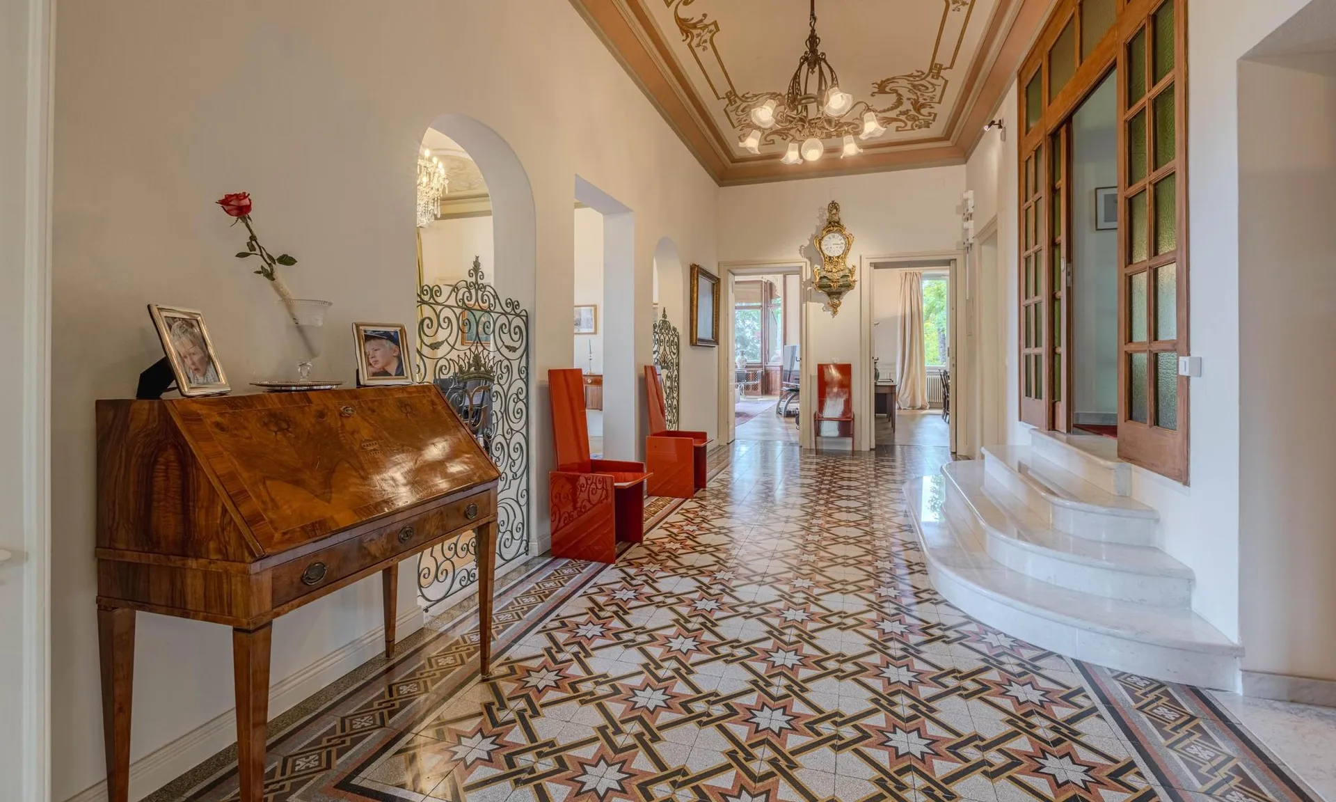 IMPORTANTE VILLA STORICA CON MERAVIGLIOSA VISTA A PORZA