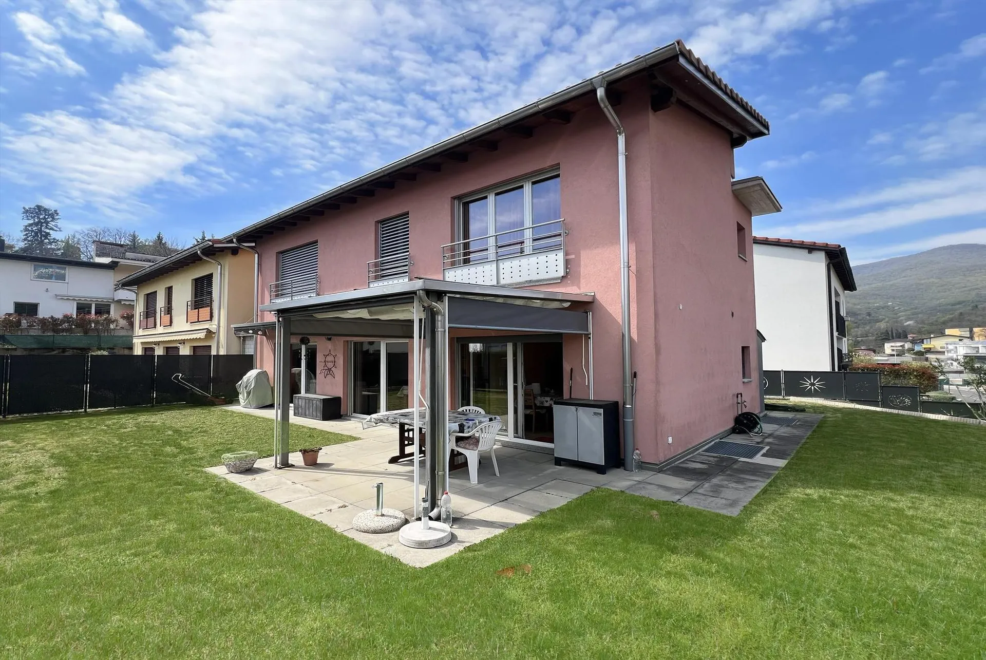 AMPIA VILLA 5.5 LOCALI CON GIARDINO PIANEGGIANTE A BESAZIO