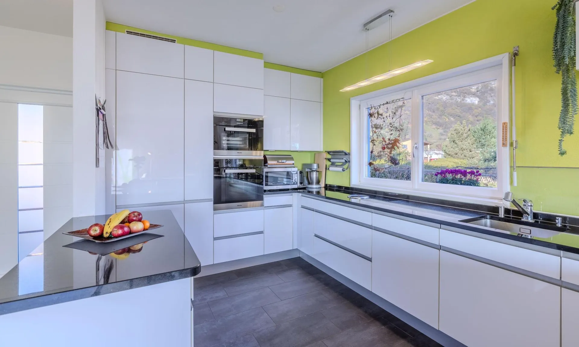 STUPENDA VILLA 7.5 LOCALI CON PISCINA E LAGHETTO AD AROGNO