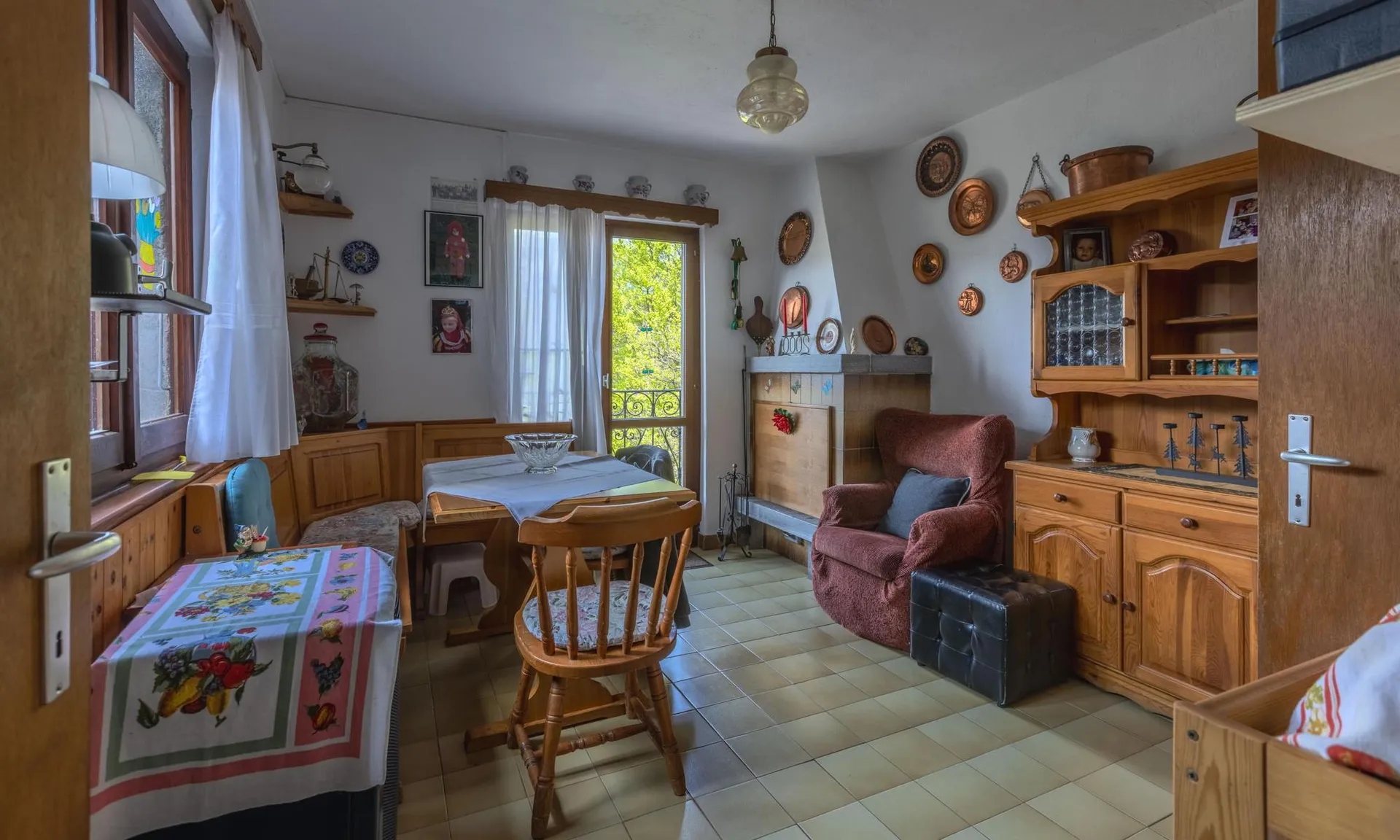 AMPIA E CARATTERISTICA CASCINA CON VISTA APERTA AD ARBEDO