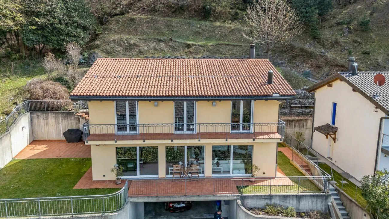 Single-family house with 4.5 rooms + hobby room + garden and land