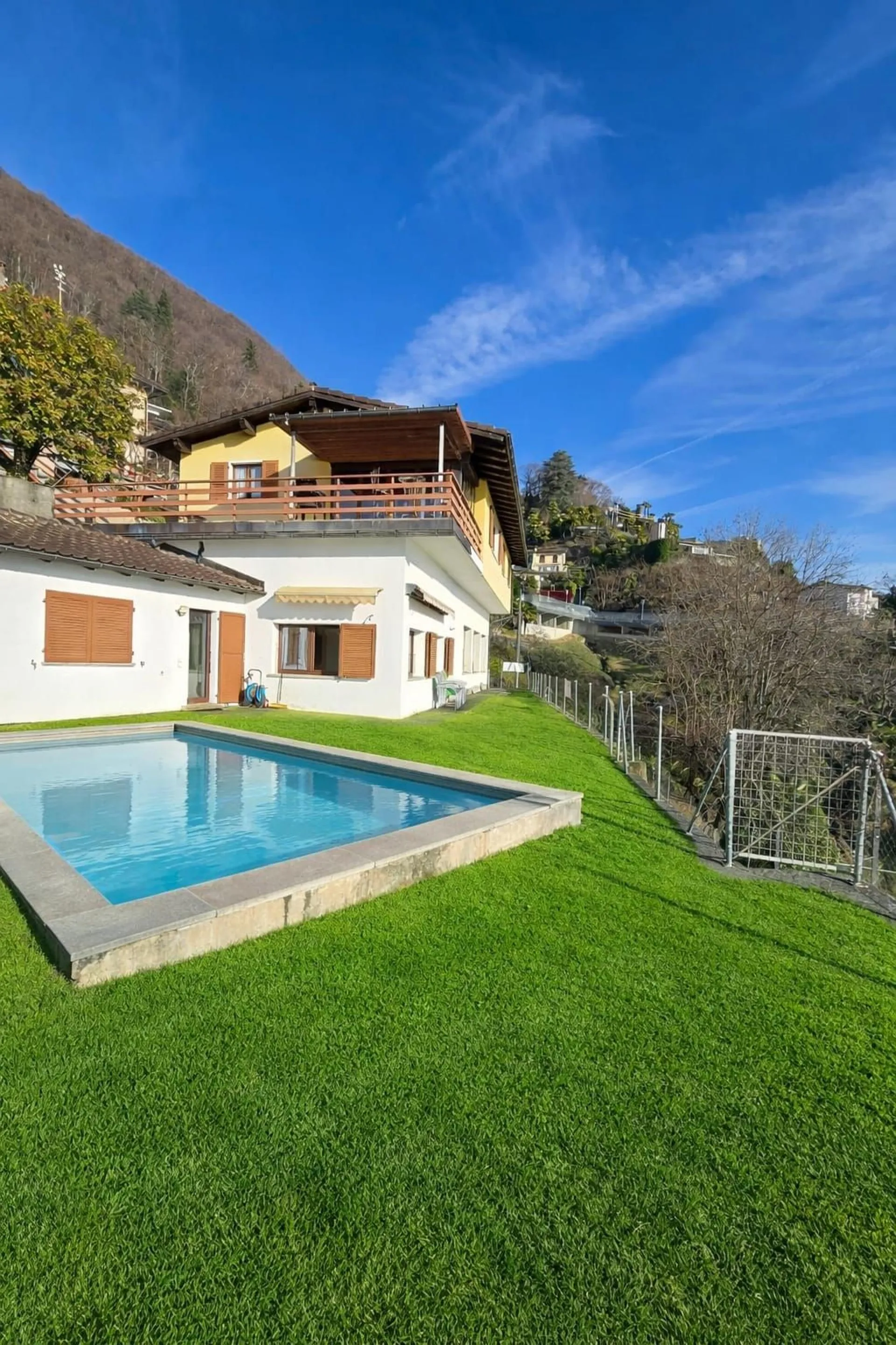 Brissago - Bifamiliare con vista lago, piscina e grande potenziale di sviluppo