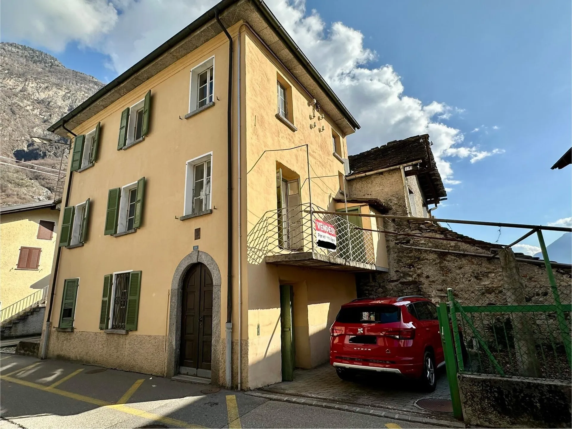 CASA DI NUCLEO DA RISTRUTTURARE NEL CUORE DI BIASCA