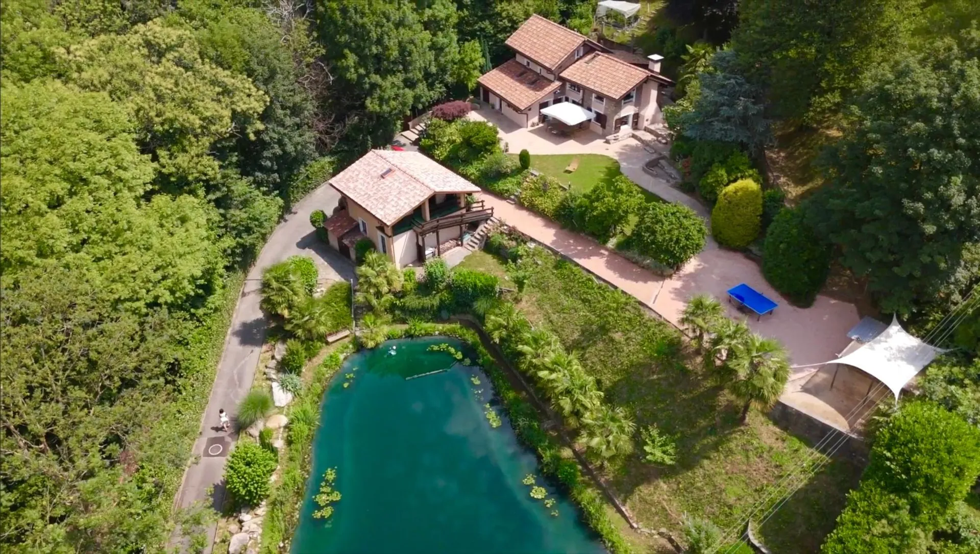 Esclusiva villa da 7.5 locali immersa nel verde con dépendance e laghetto