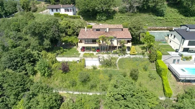 Il paradiso perfetto per le famiglie Spaziosa casa 10.5 locali a Tremona