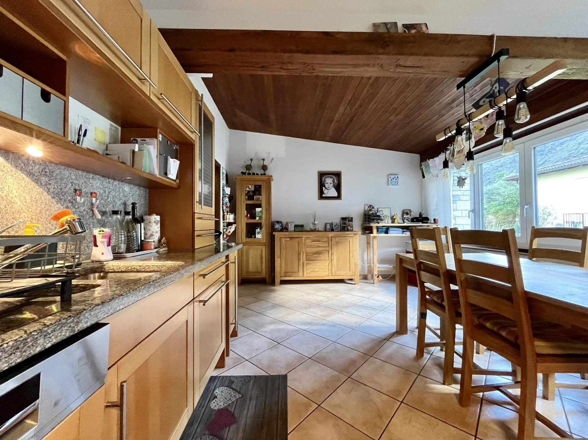 AMPIA VILLA DI 6 LOCALI CON GROTTO E AMPIO GIARDINO A GNOSCA