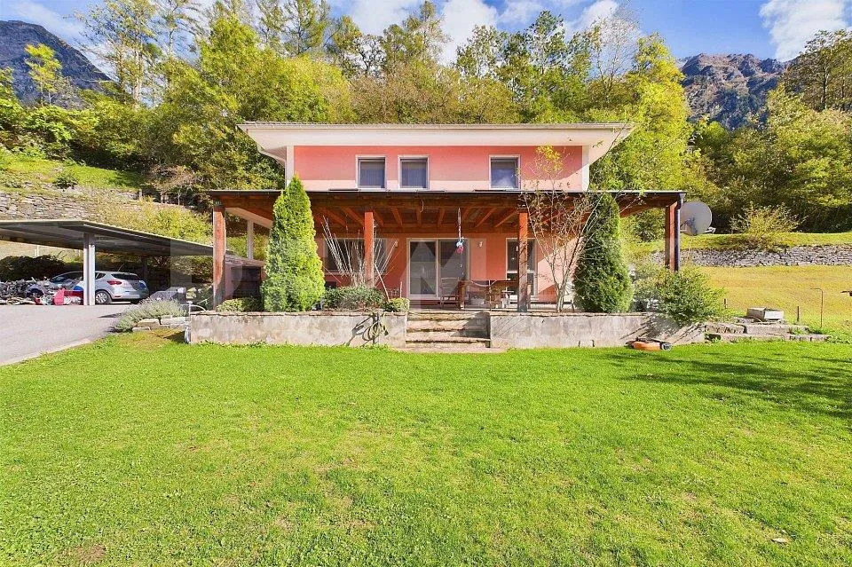 Casa unifamiliare indipendente con giardino e vista aperta