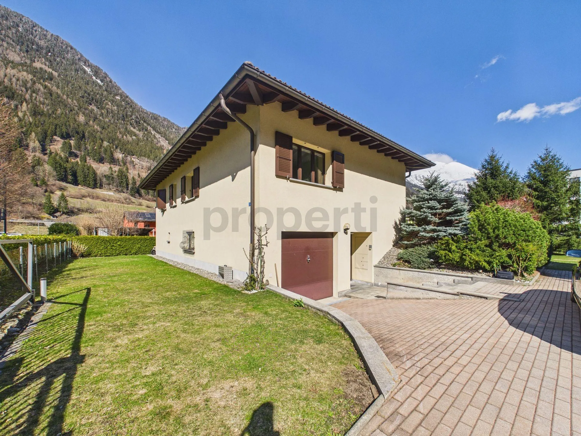 Elegante villa 5.5 locali con grande giardino pianeggiante a Piotta