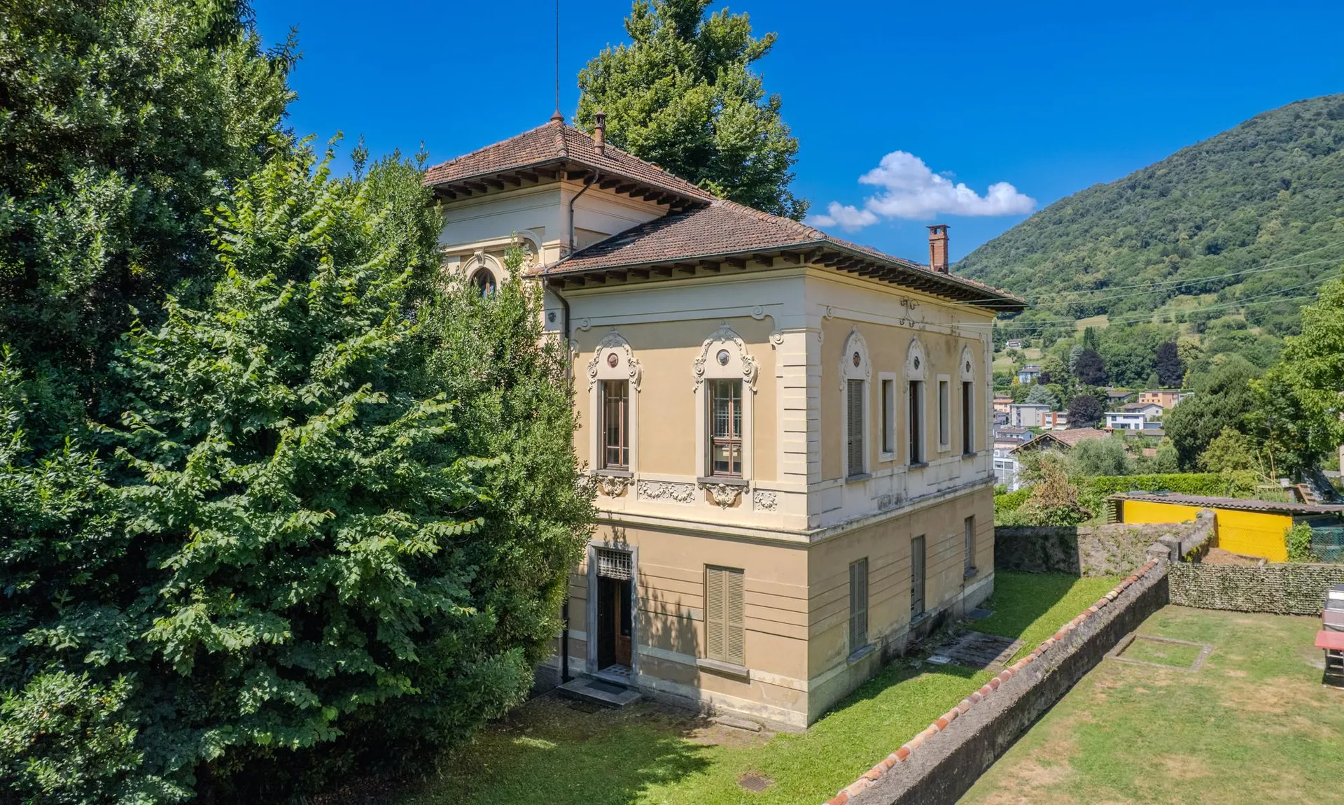 VILLA LIBERTY DEL 1911 CON TERRENO EDIFICABILE A TESSERETE