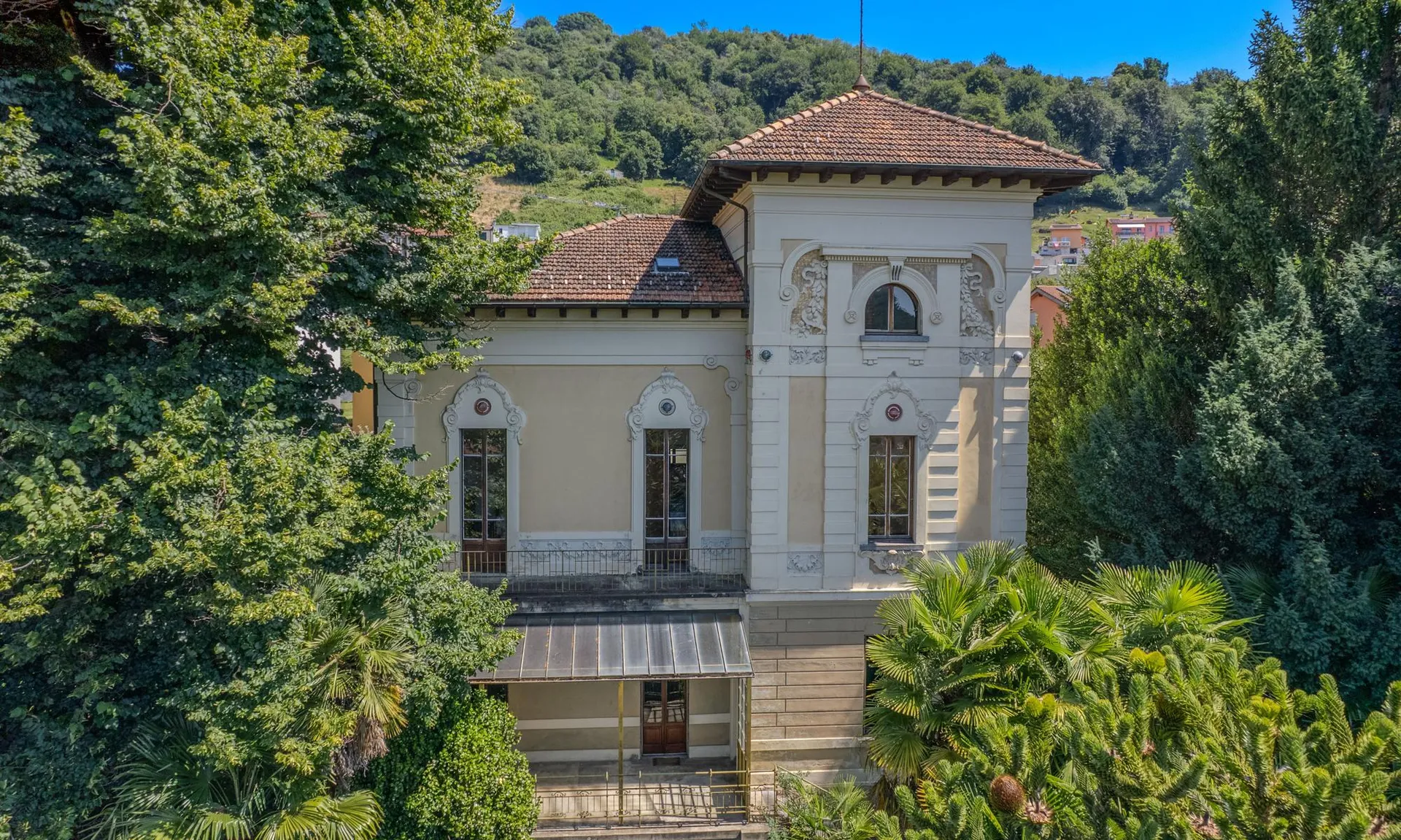 STORICA VILLA LIBERTY CON TERRENO EDIFICABILE A TESSERETE