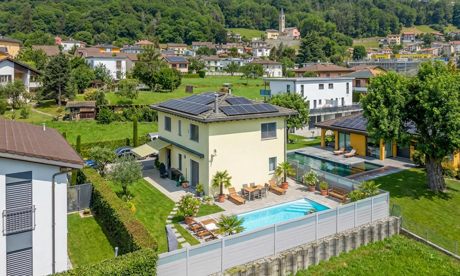 AMPIA E STUPENDA VILLA DI 5.5 LOCALI CON PISCINA A MEZZOVICO