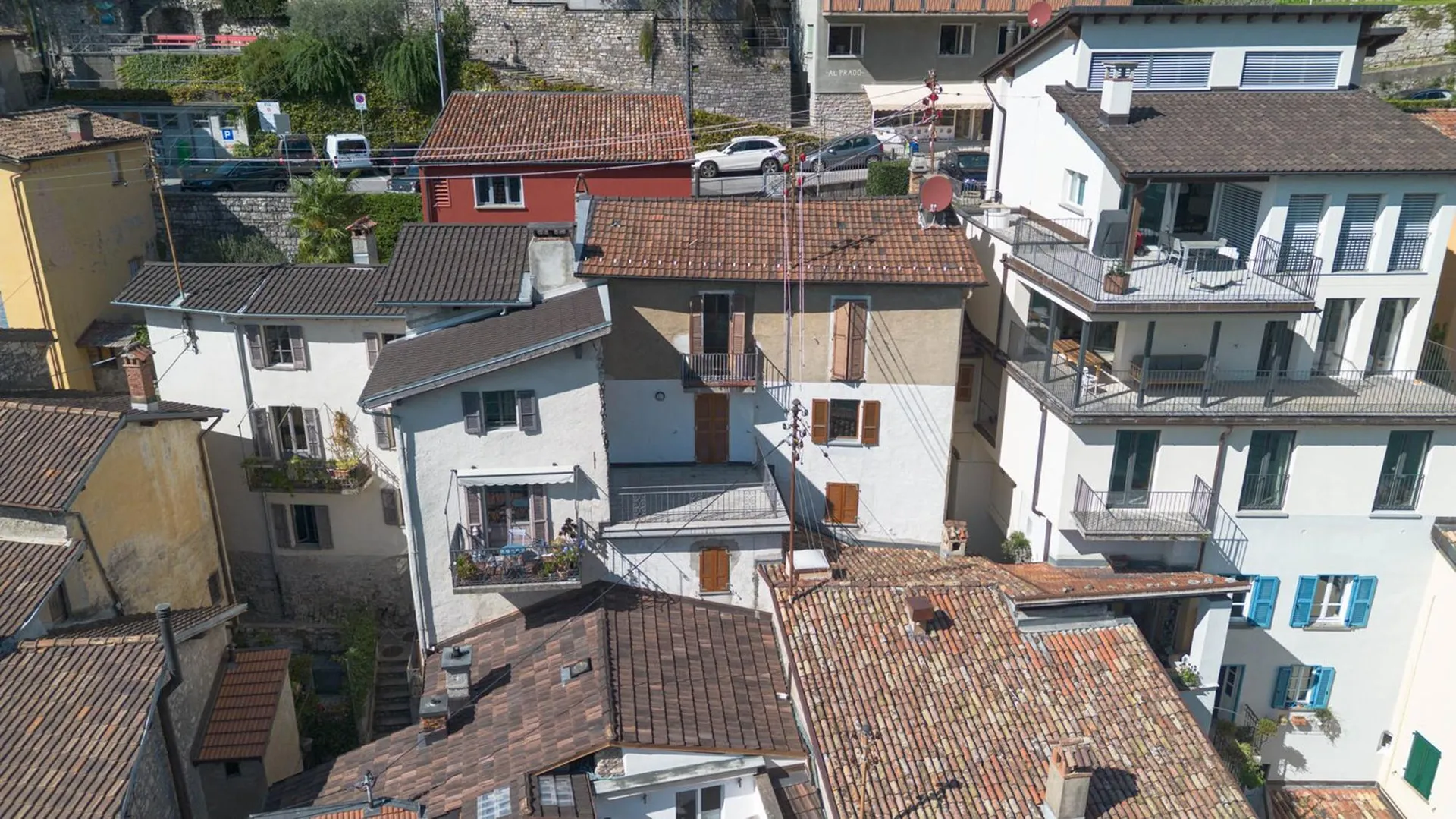 Casa fronte lago da ristrutturare e con progetto approvato a Gandria