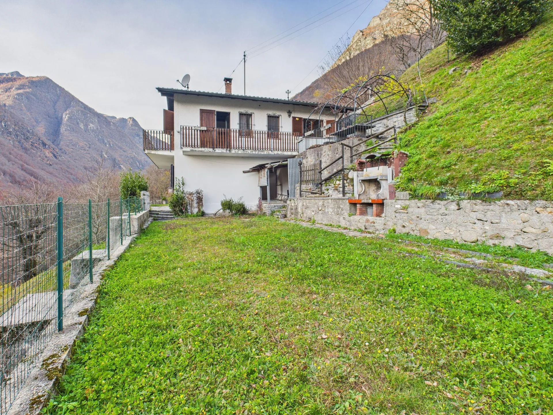 Casa bifamiliare con due appartamenti e vista incantevole a Lavertezzo, TI
