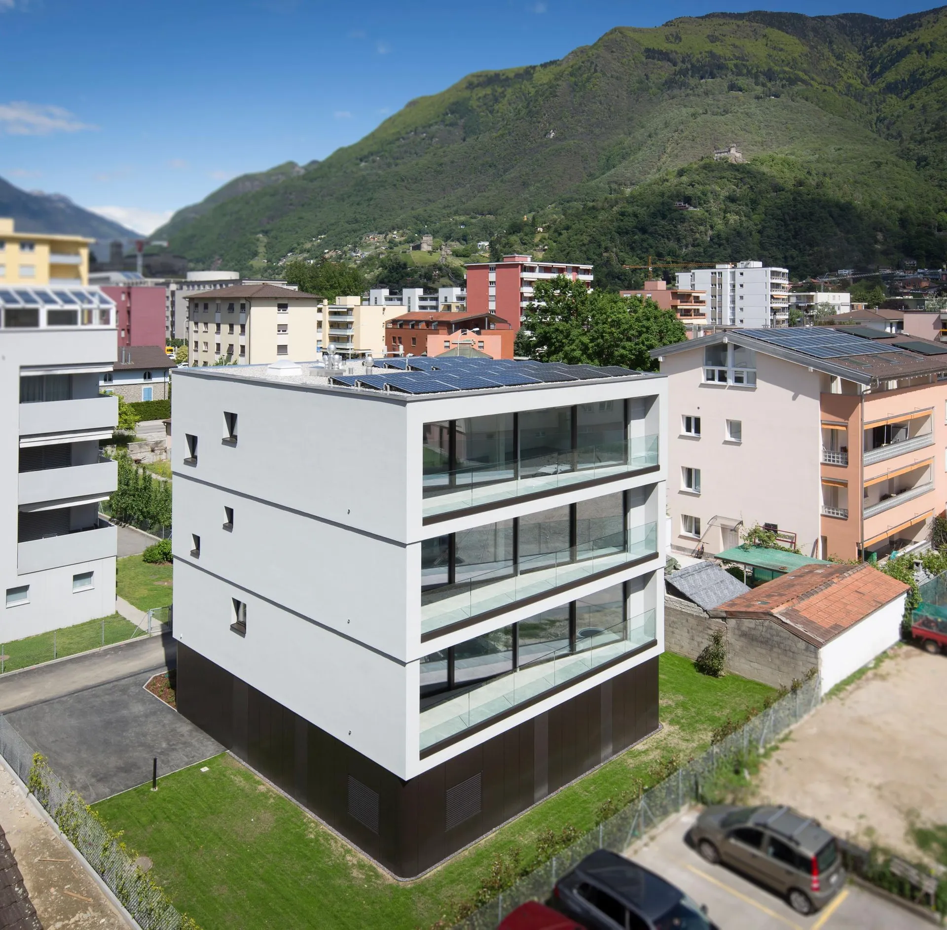 Moderna casa plurifamiliare con 3 unità da 3.5 locali a Bellinzona