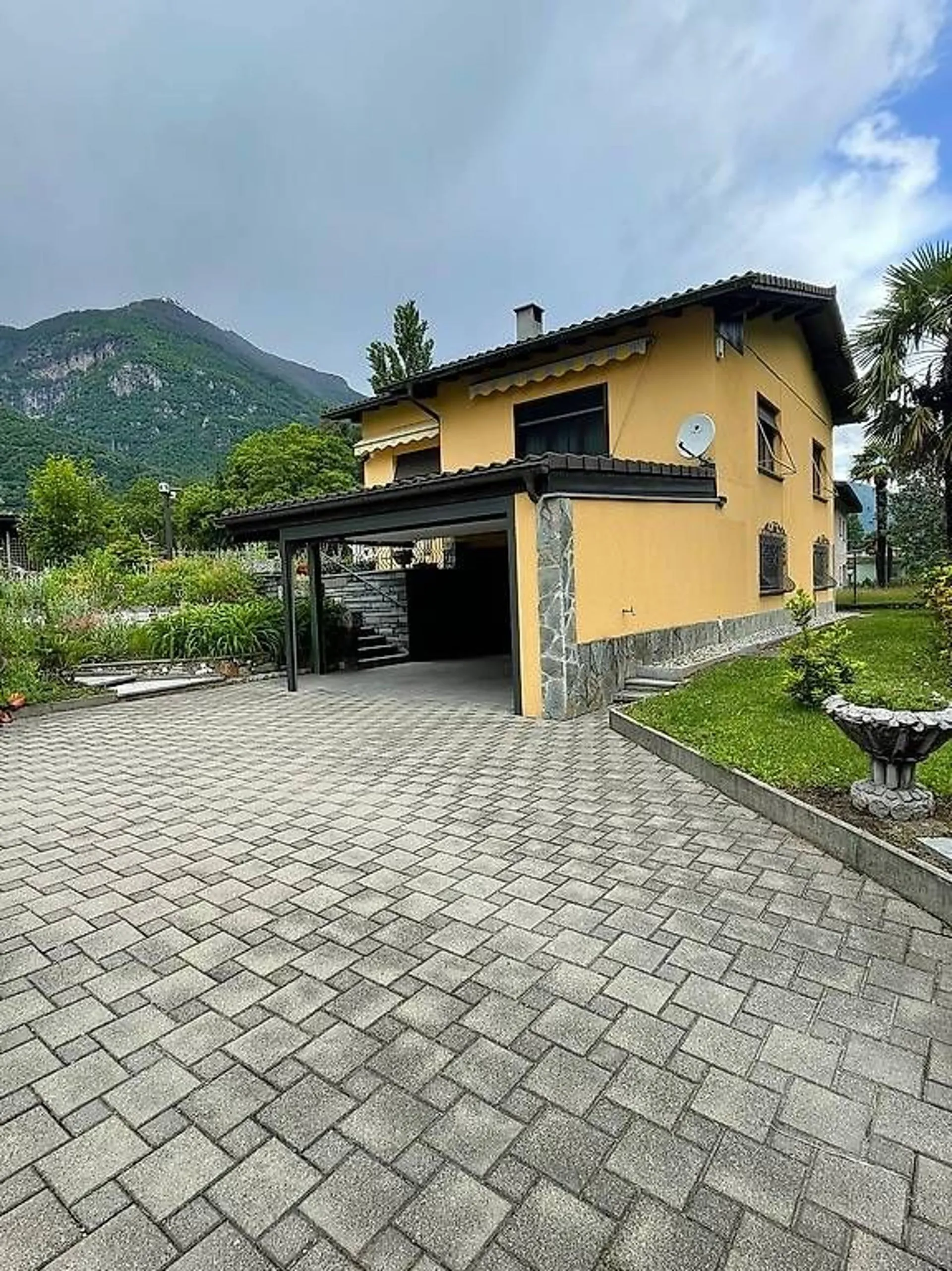 Casa bifamiliare immersa nel verde con ampio giardino e due unità abitative