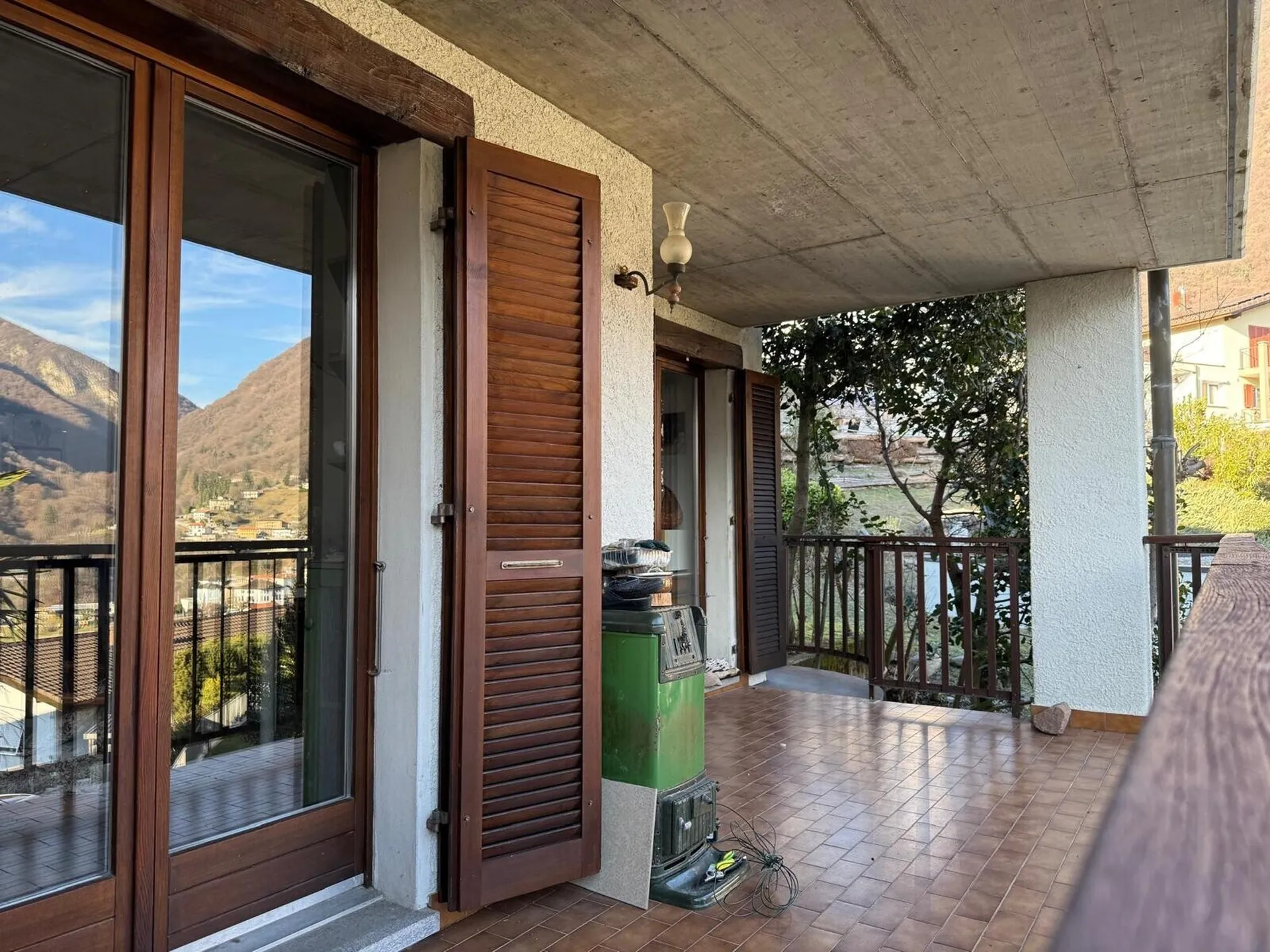 ACCOGLIENTE VILLETTA CON 2 TERRAZZE E GIARDINO AD AROGNO