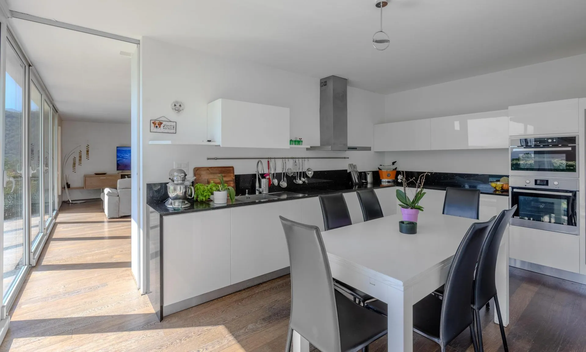 ESCLUSIVA E MODERNA VILLA 6.5 LOCALI CON PISCINA A CADRO