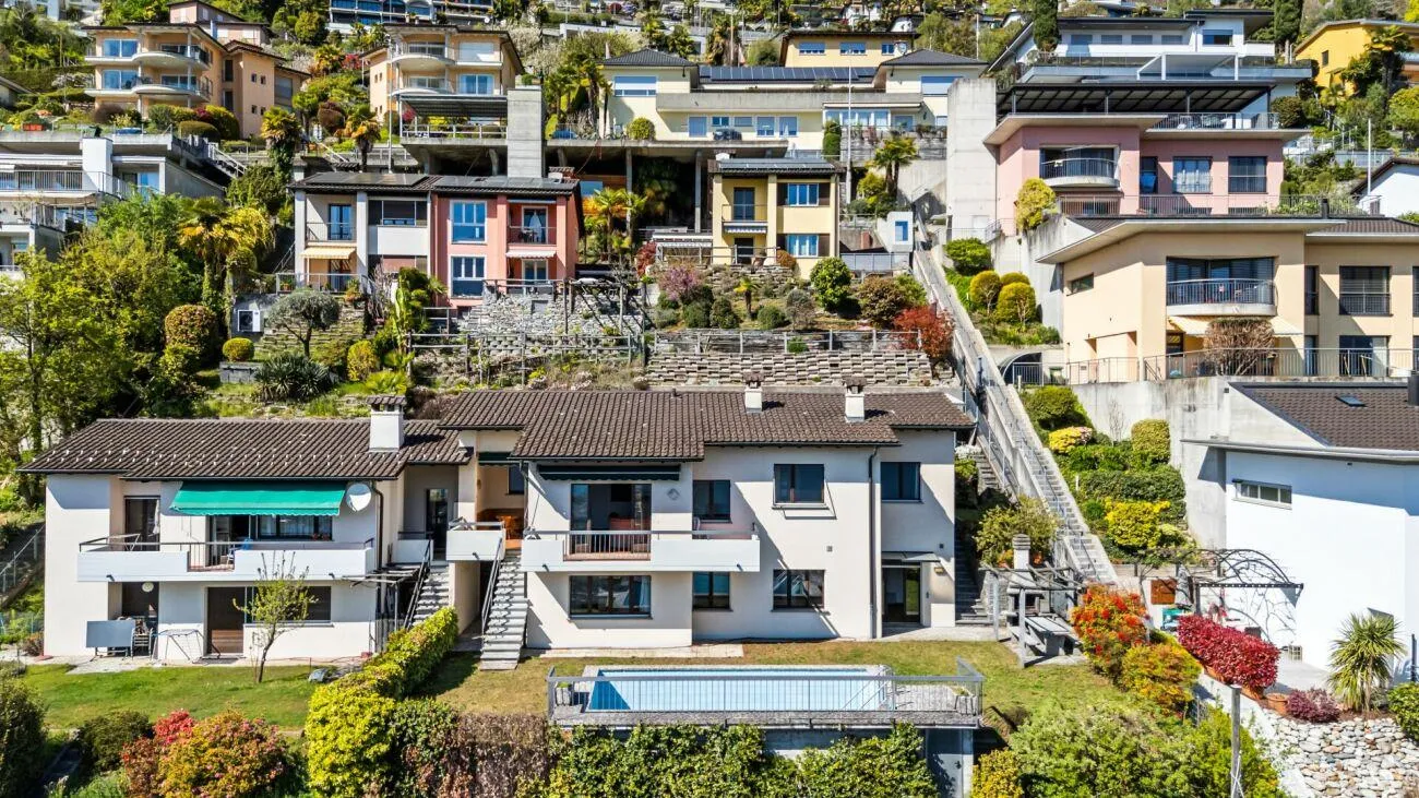 Wunderschönes 8,5-Zimmer-Doppelhaus mit Schwimmbad und atemberauben...