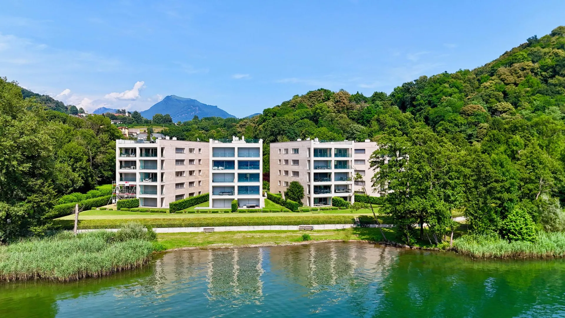 Esclusivo Attico di Lusso Fronte Lago di Lugano con Terrazza sul Tetto