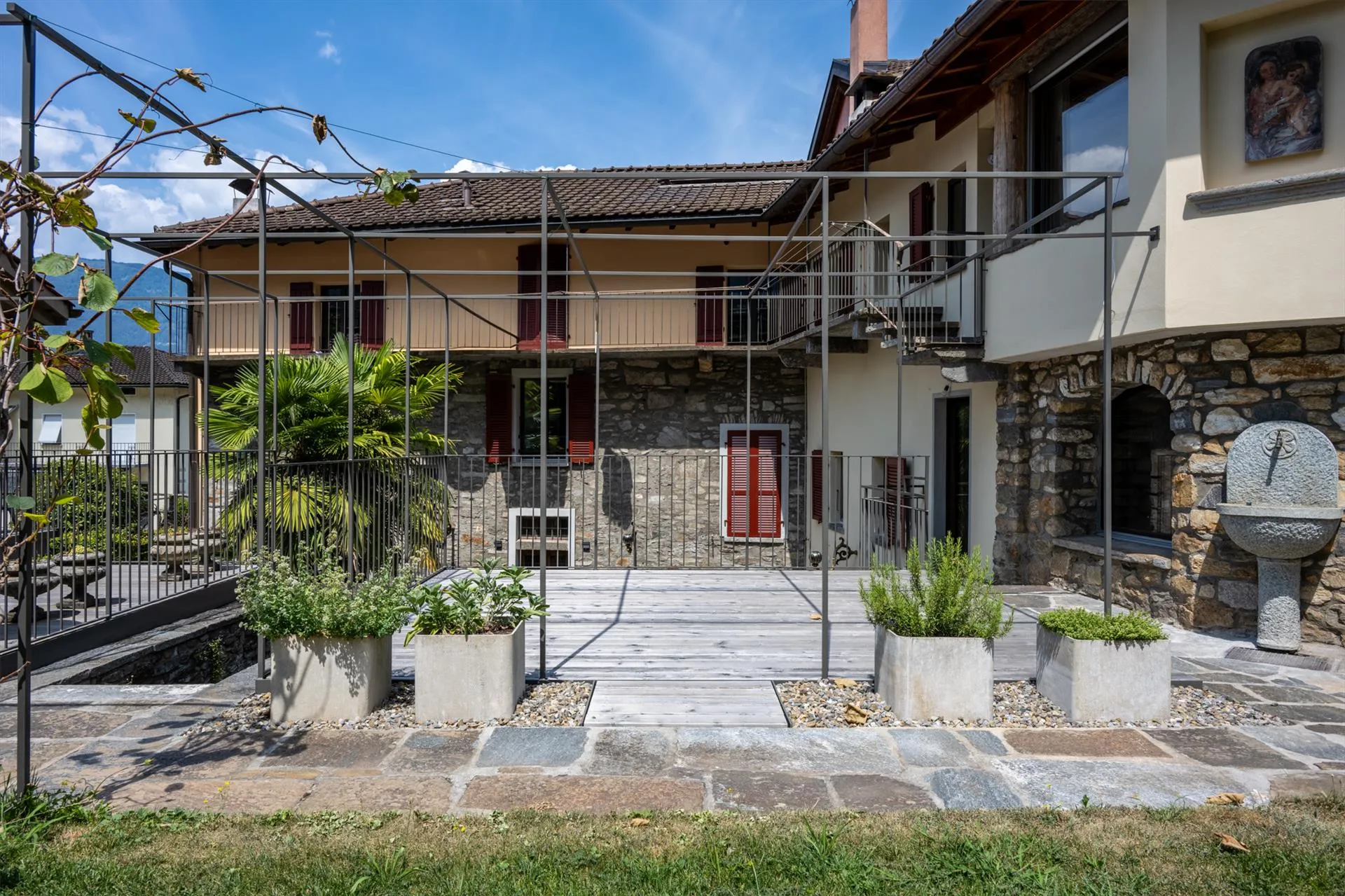  Attraktive, komplett renovierte 2.5-Zimmer-Maisonette-Wohnung