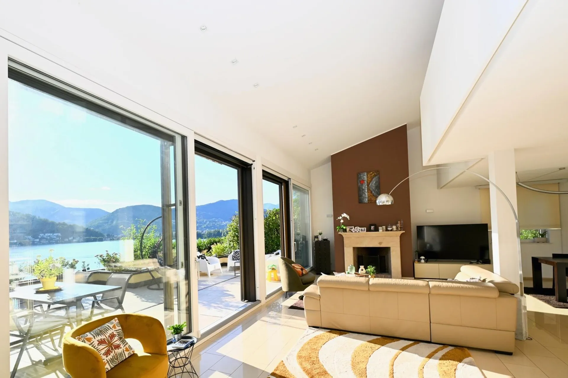 Elegante Attico Duplex con Vista Spettacolare sul Lago di Lugano