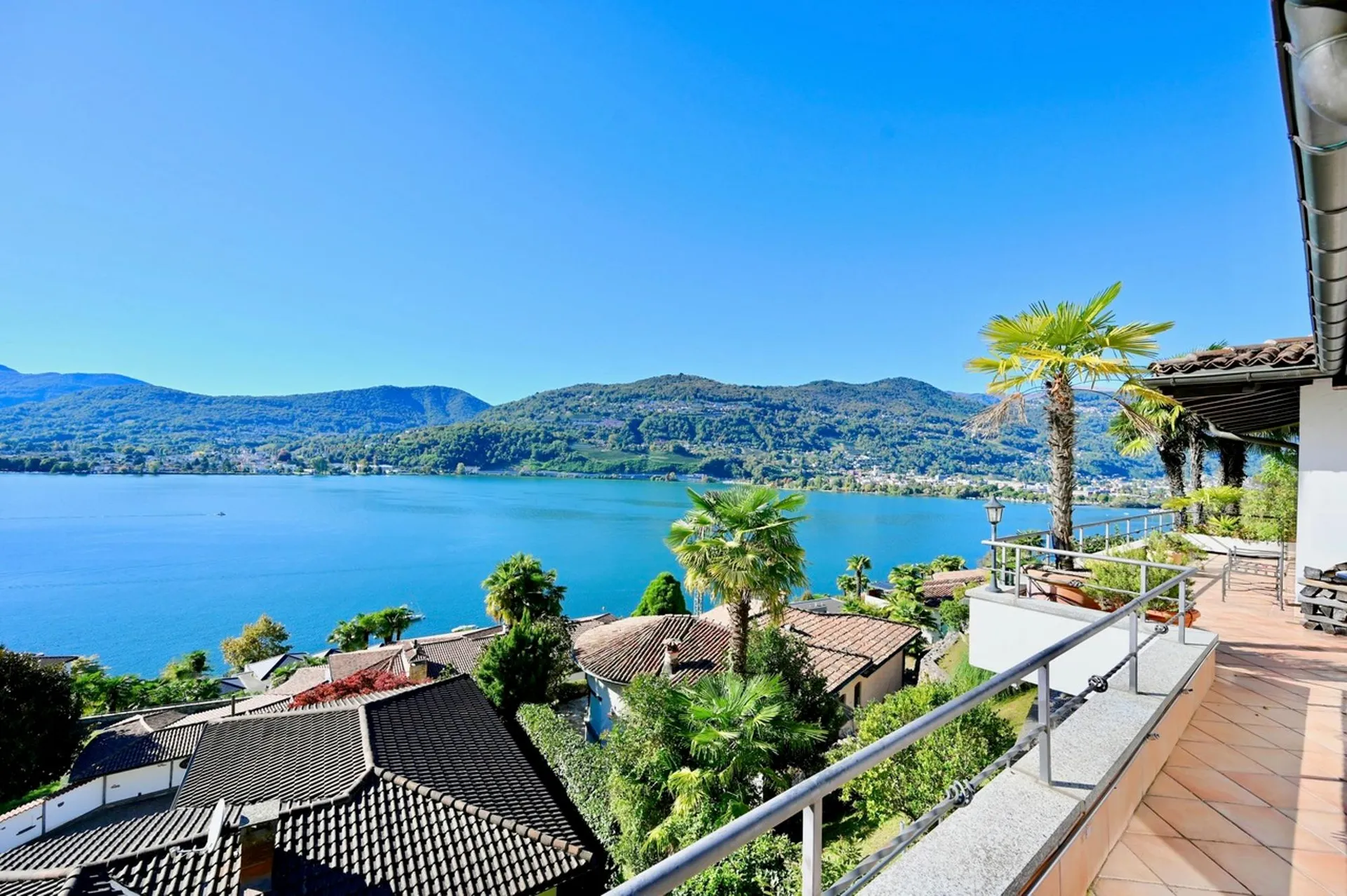 Elegante Attico con Vista Mozzafiato a 180 sul Lago - Casa di Vacanze