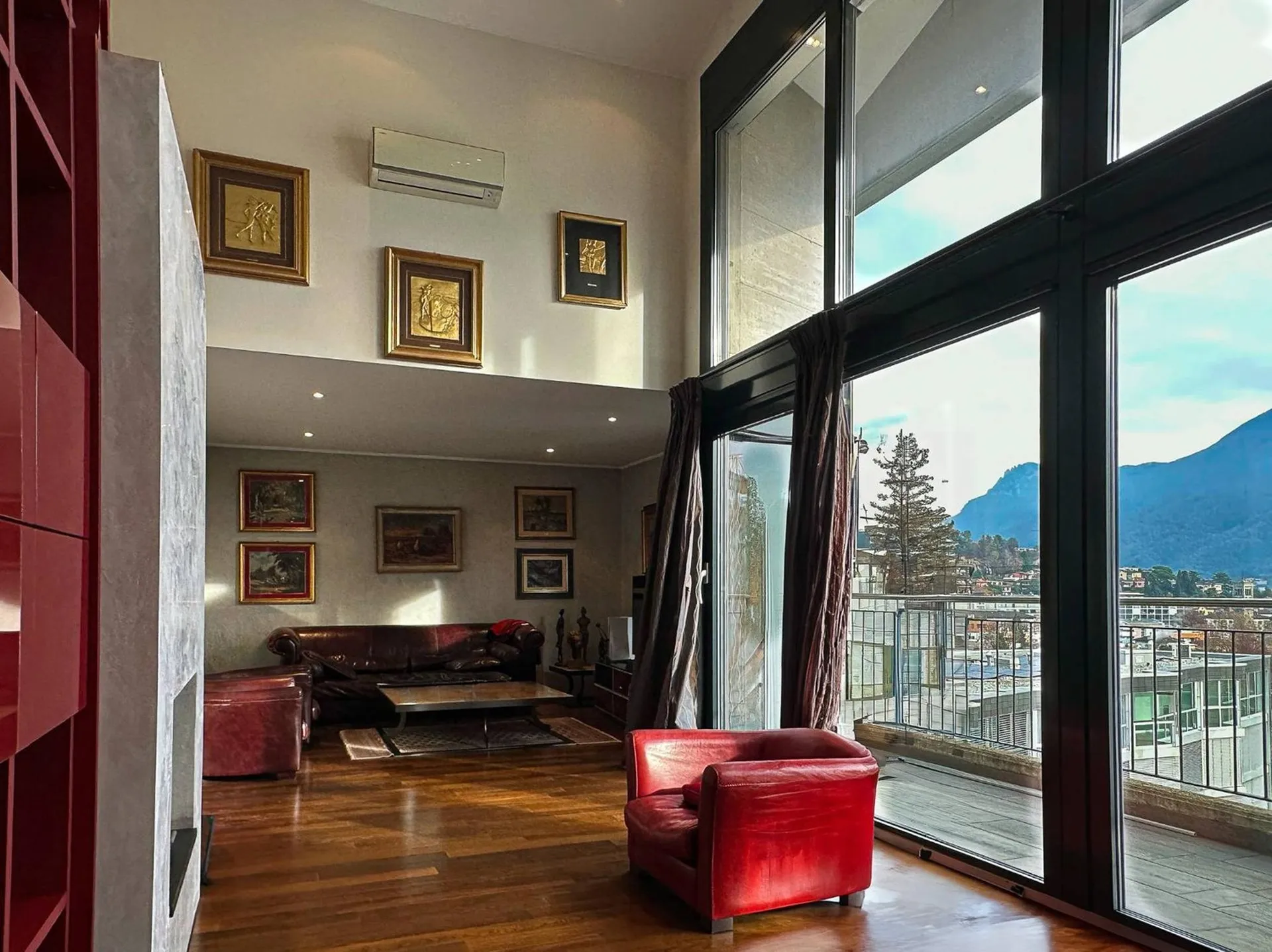 Attico duplex di sei locali con terrazza rooftop.