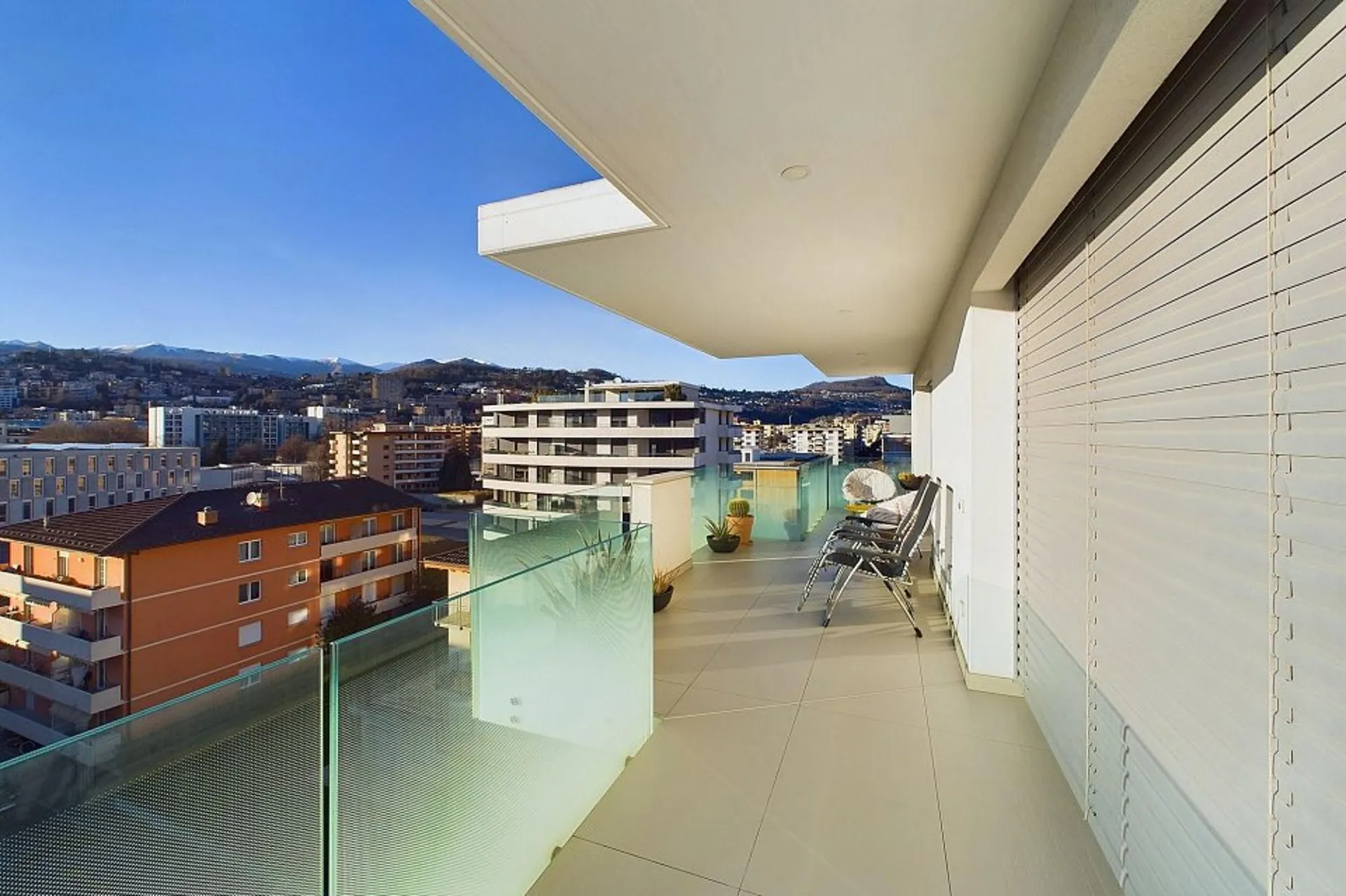 Elegante Attico con vista parziale sul Lago di Lugano