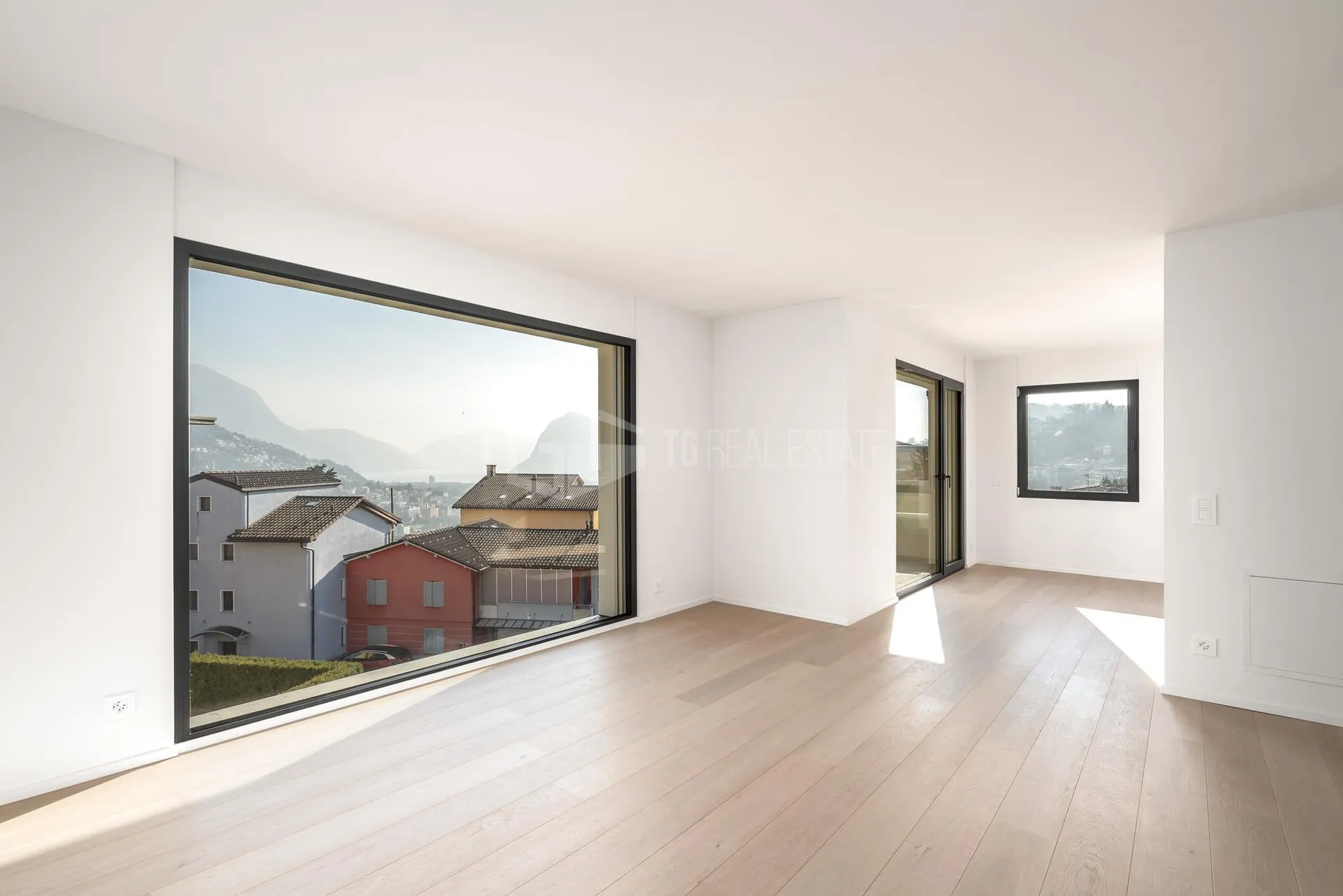 MODERNO ATTICO DI 4.5 LOCALI CON VISTA LAGO