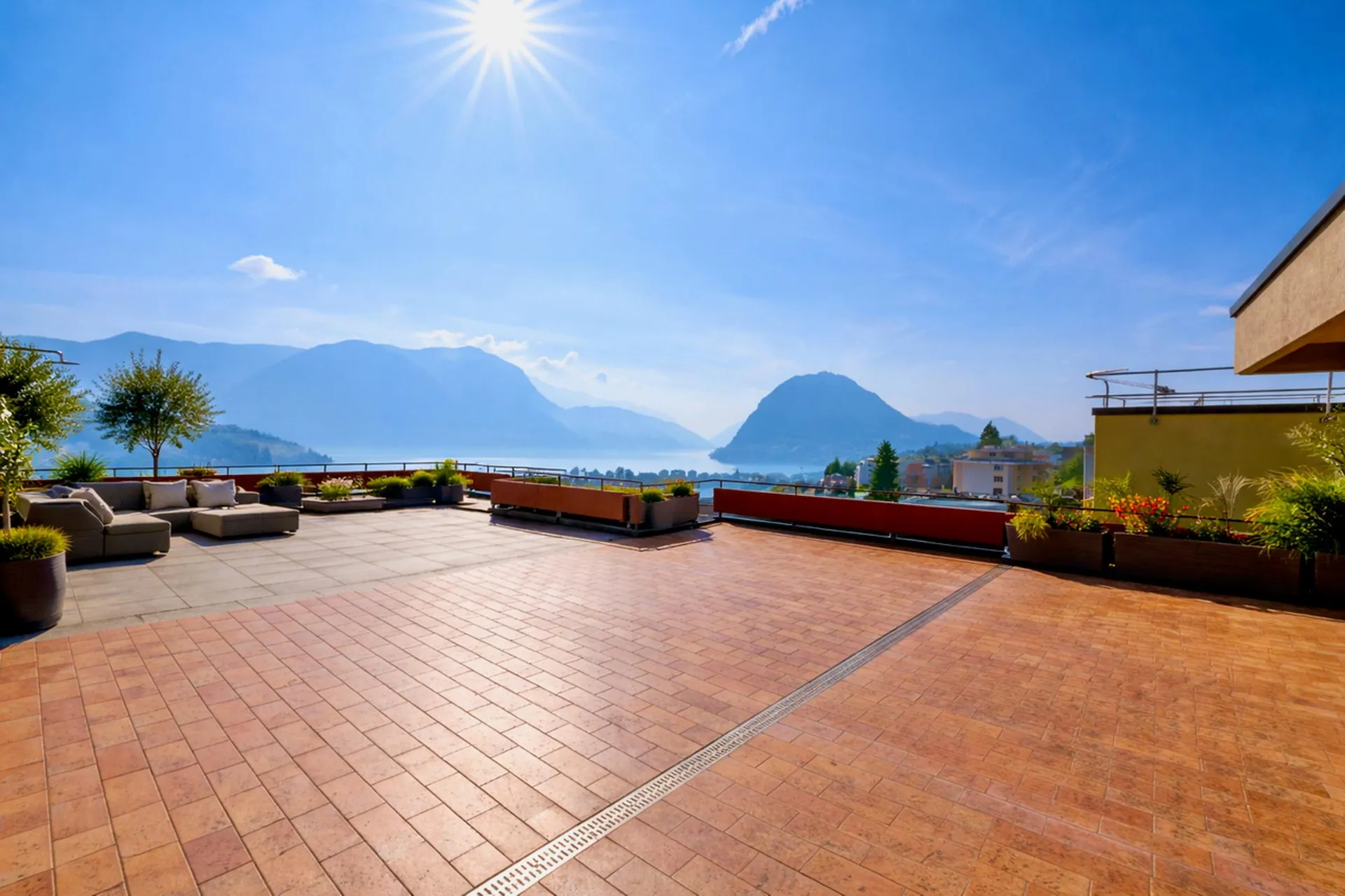 Attico Esclusivo con Terrazza Panoramica a 180 su Lago e Montagne