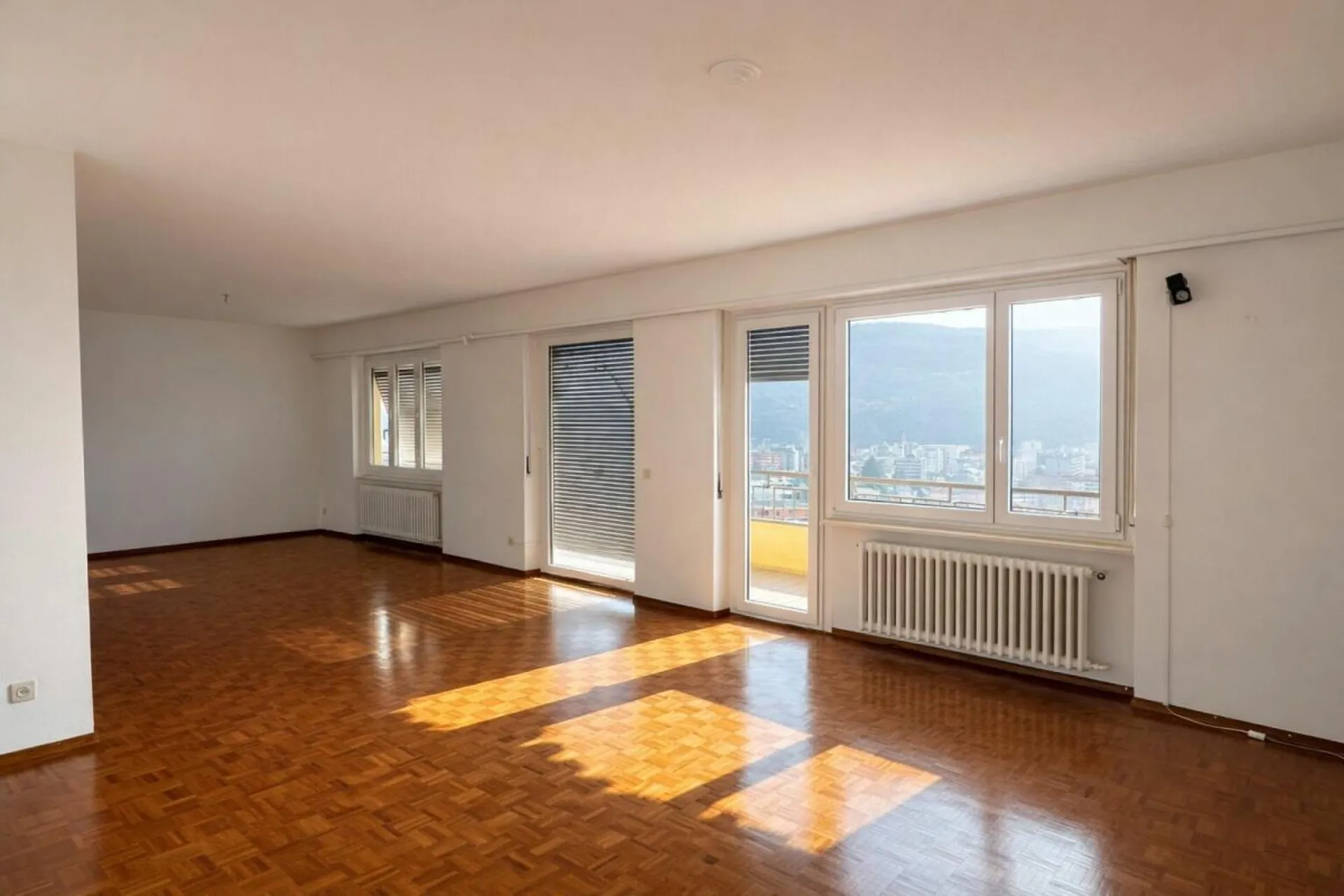 Grande e luminoso appartamento di 5.5 locali, ultimo piano, vista aperta