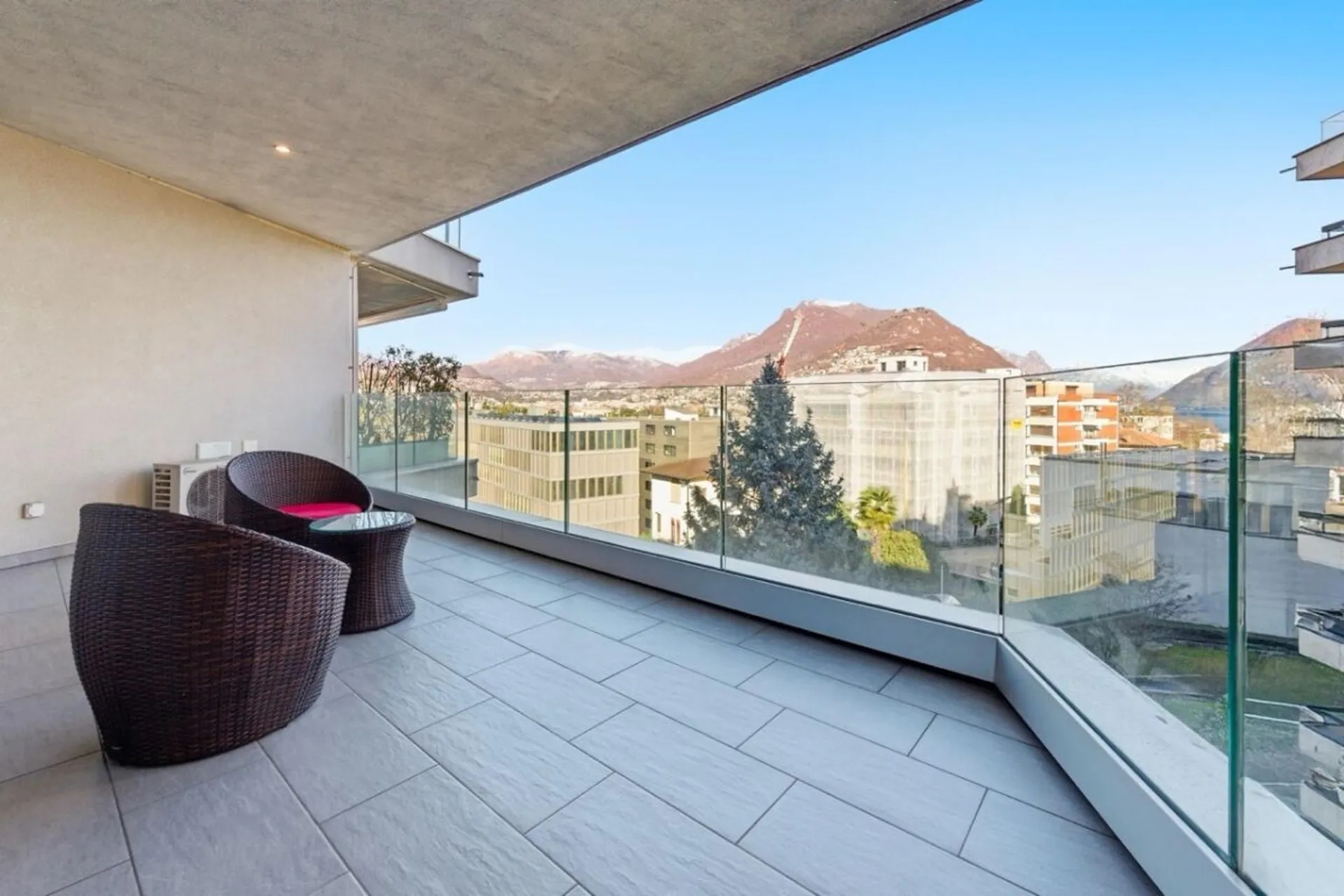 2,5-Zimmer-Wohnung mit Terrasse und Seeblick in Paradiso
