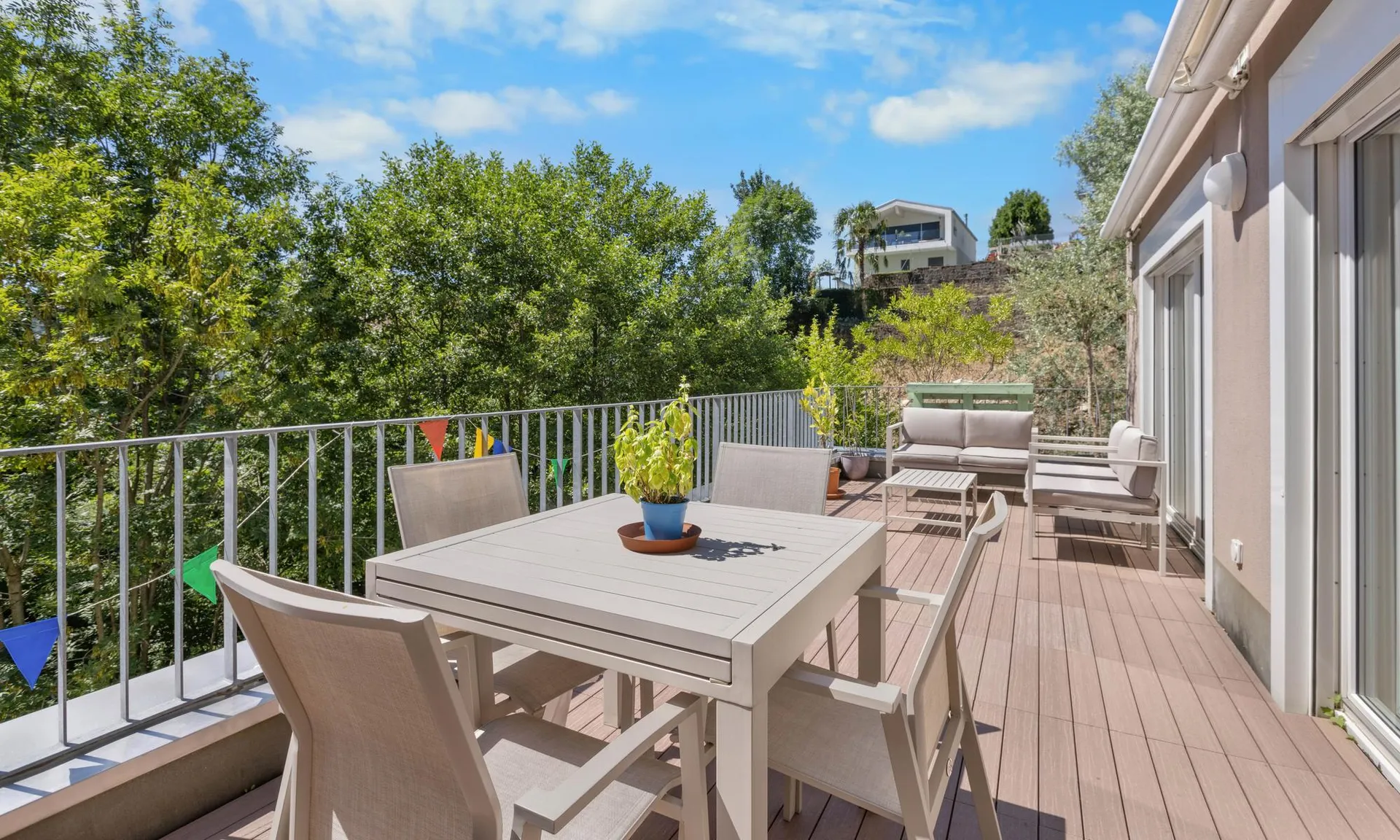 AMPIO E MODERNO 4.5 NEL VERDE CON TERRAZZA A LUGANO CADRO
