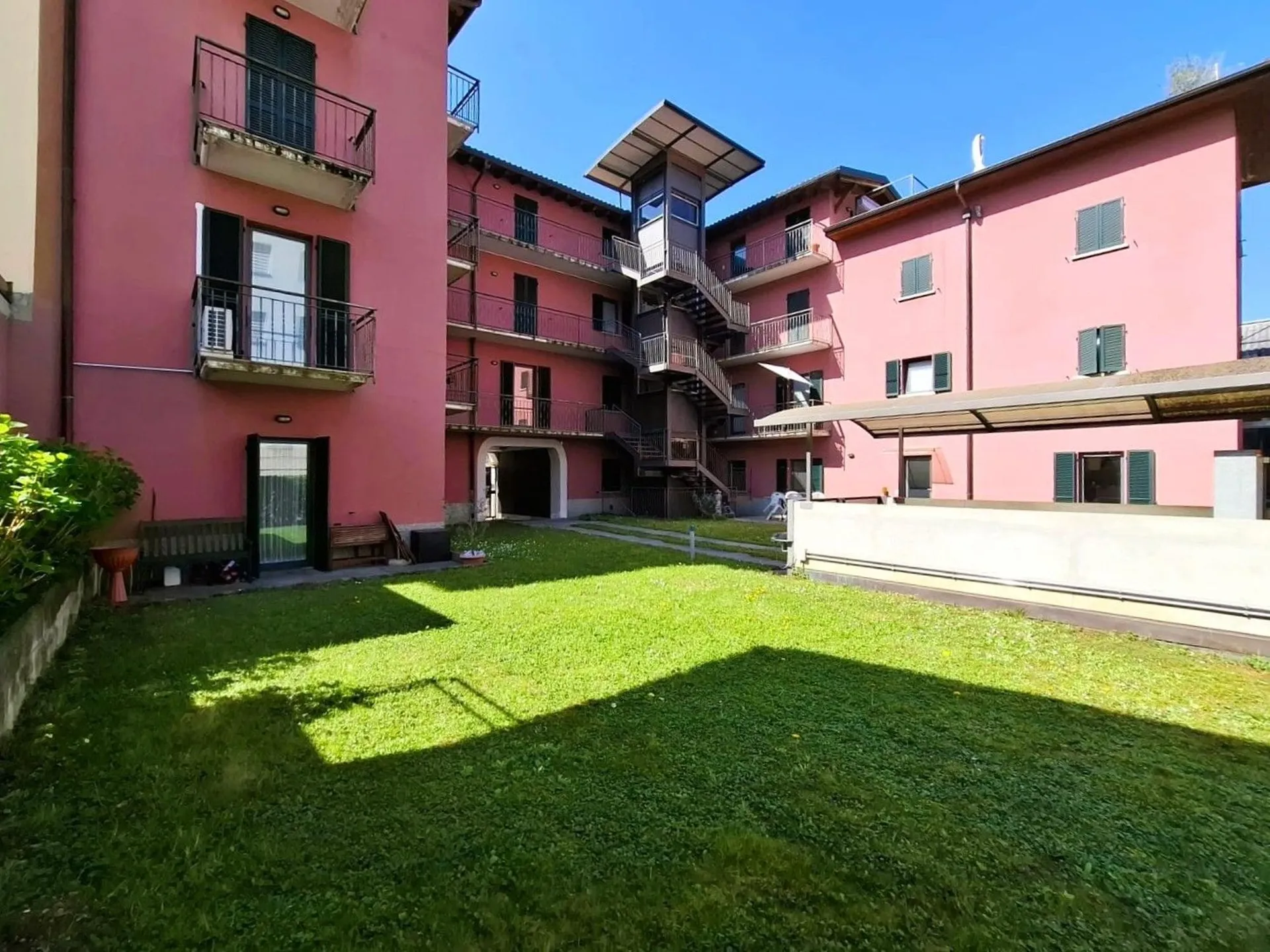 Vivere in una corte storica a Chiasso: appartamento di 5.5 camere in posizione centrale trasformabile in due appartamenti di 2.5 locali.
