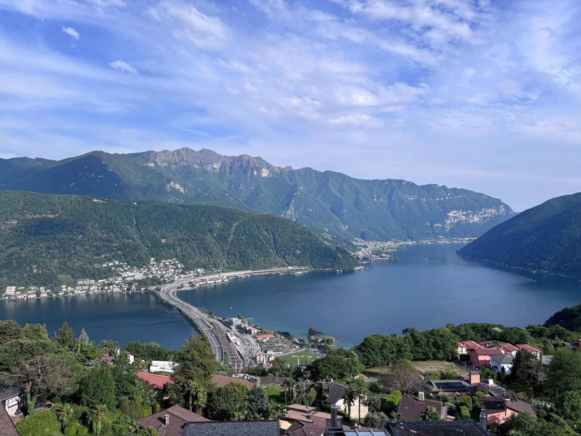 Prestigiosa proprietà con tre appartamenti indipendenti e grande giardino - Carona