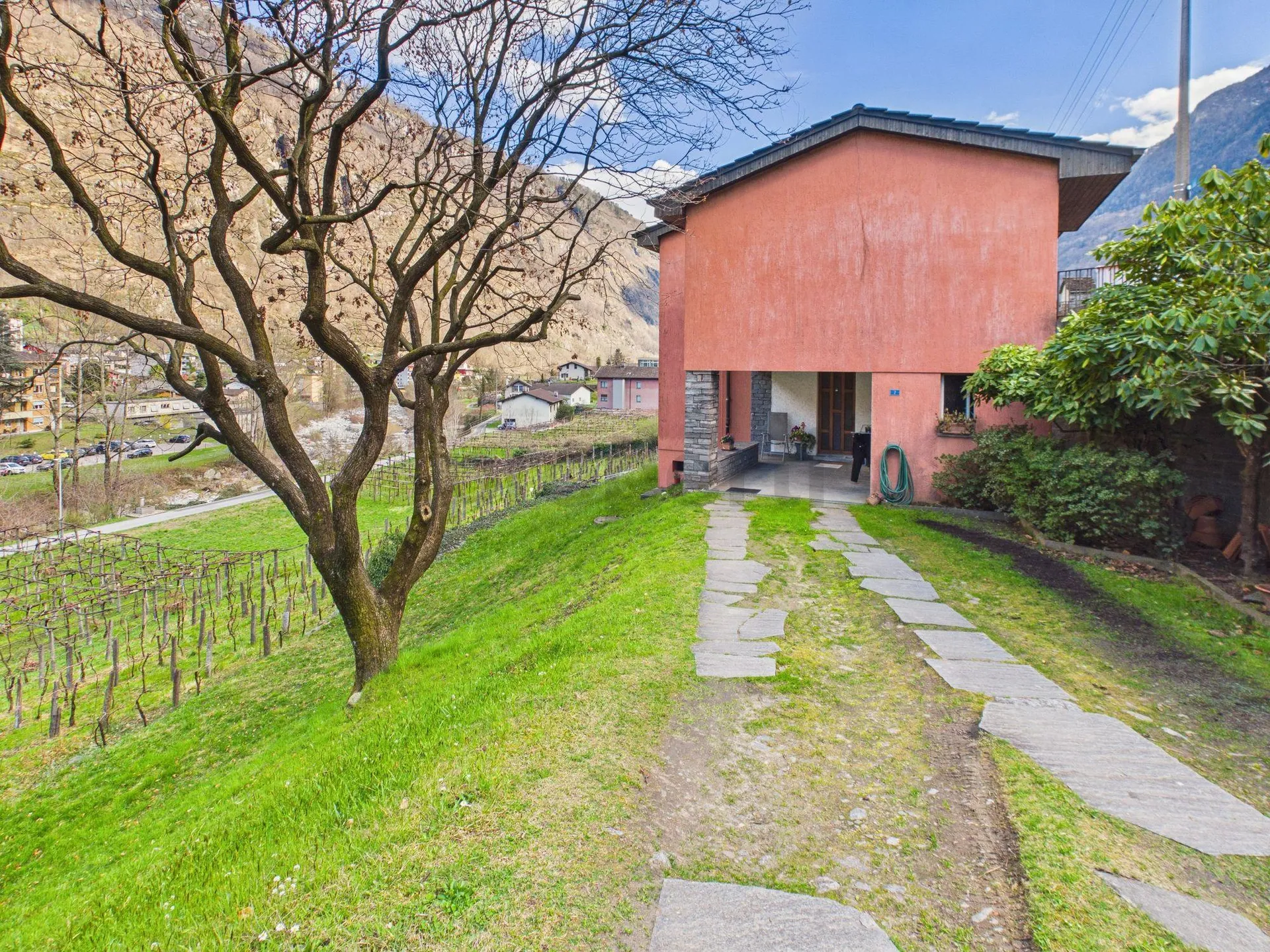Luminoso appartamento in villa bifamiliare di 8 locali con ampio giardino a Giornico