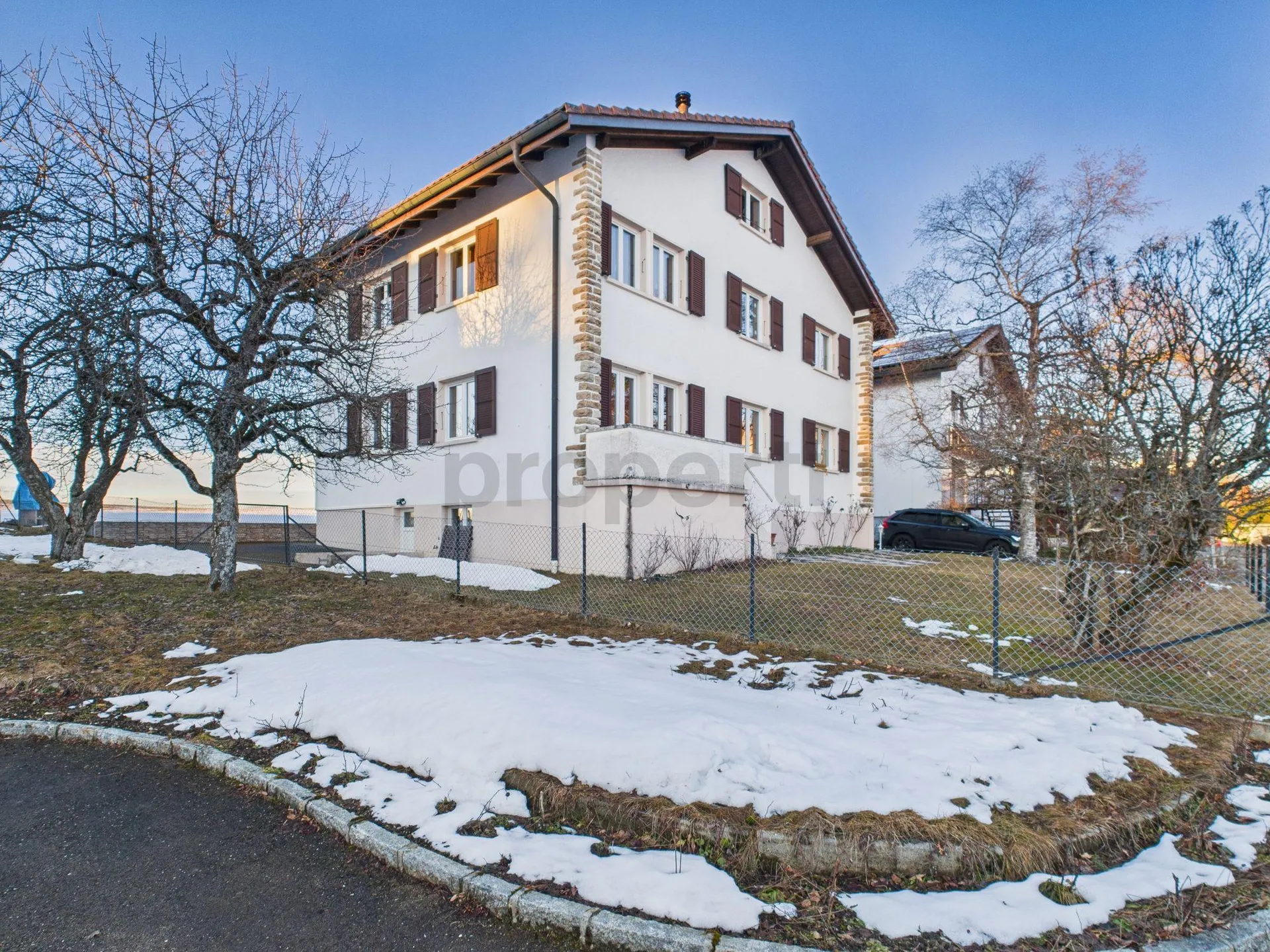 Spacieuse maison individuelle de deux appartements avec jardin à Les Bois