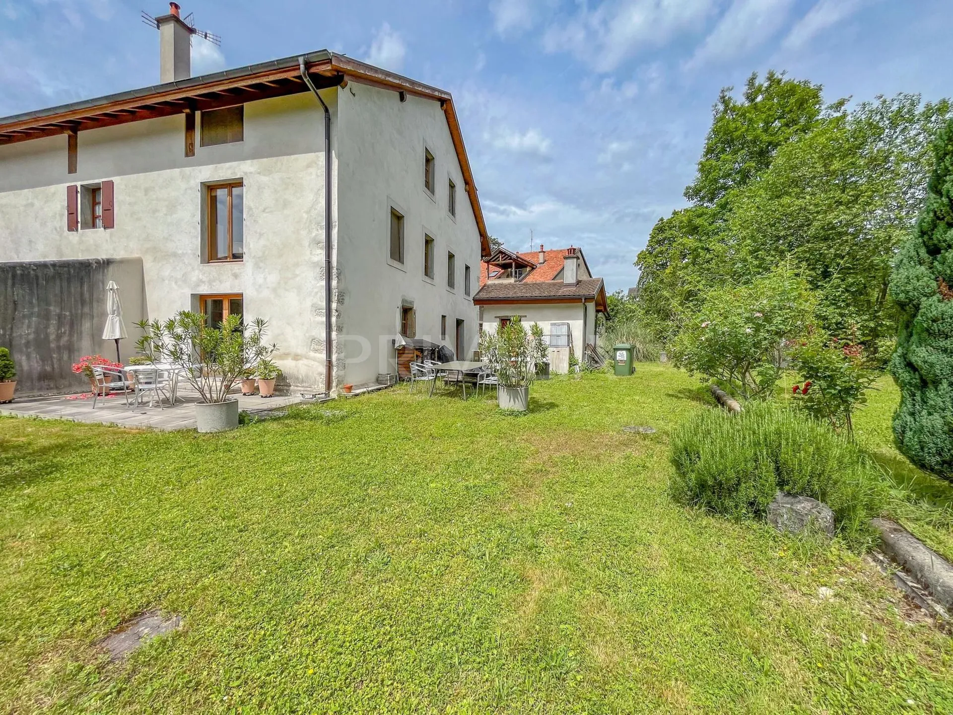 Belle maison mitoyenne villageoise au coeur de Troinex
