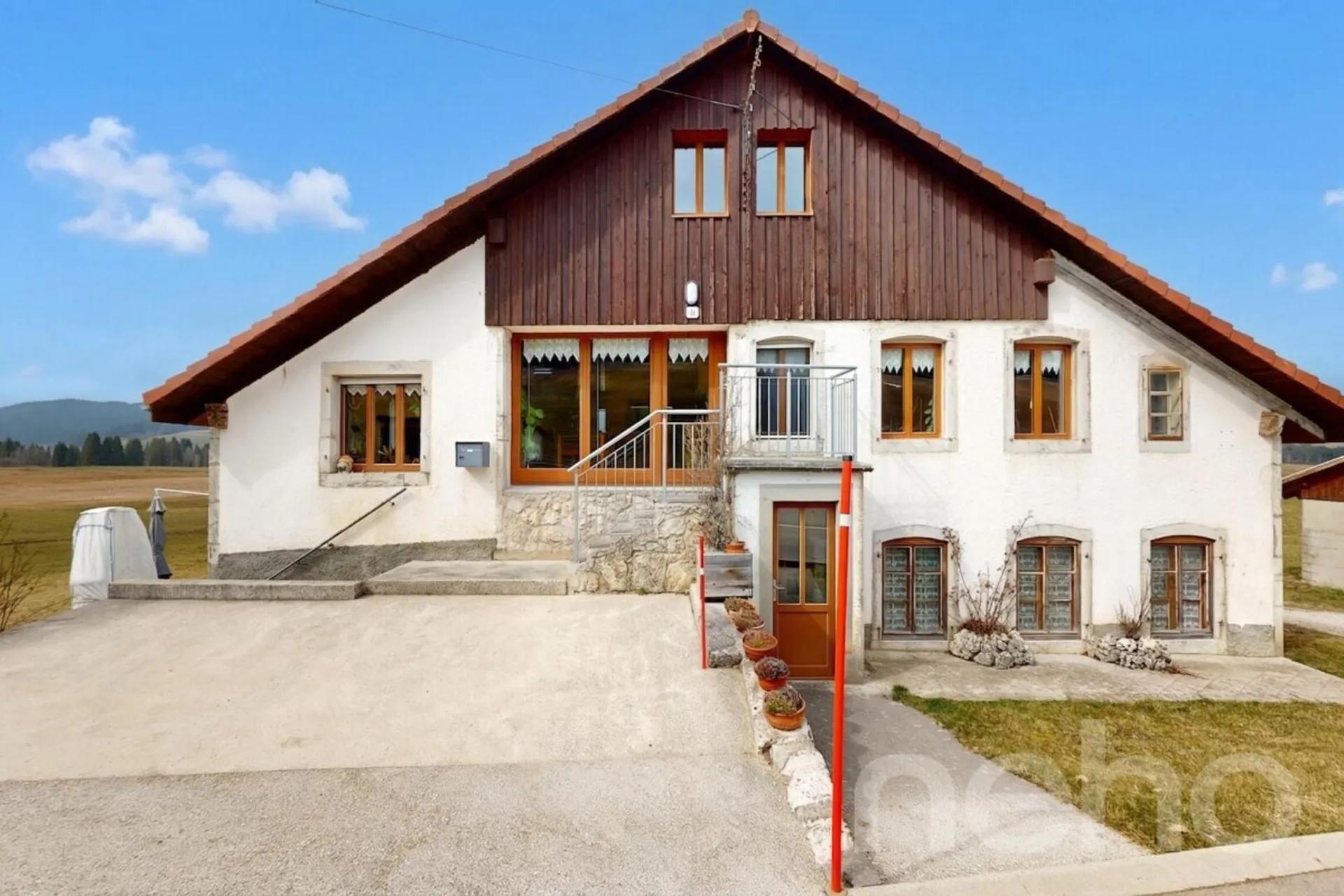 Maison individuelle d'environ 380 m², grand terrain et vue montagnes