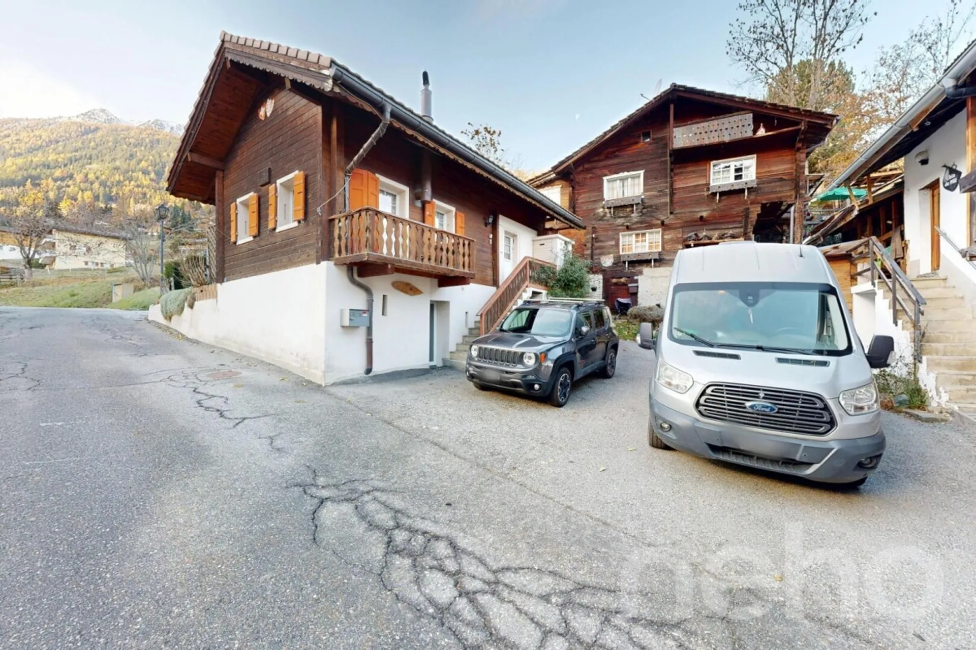 Exclusif: Chalet sur trois niveaux avec jardin
