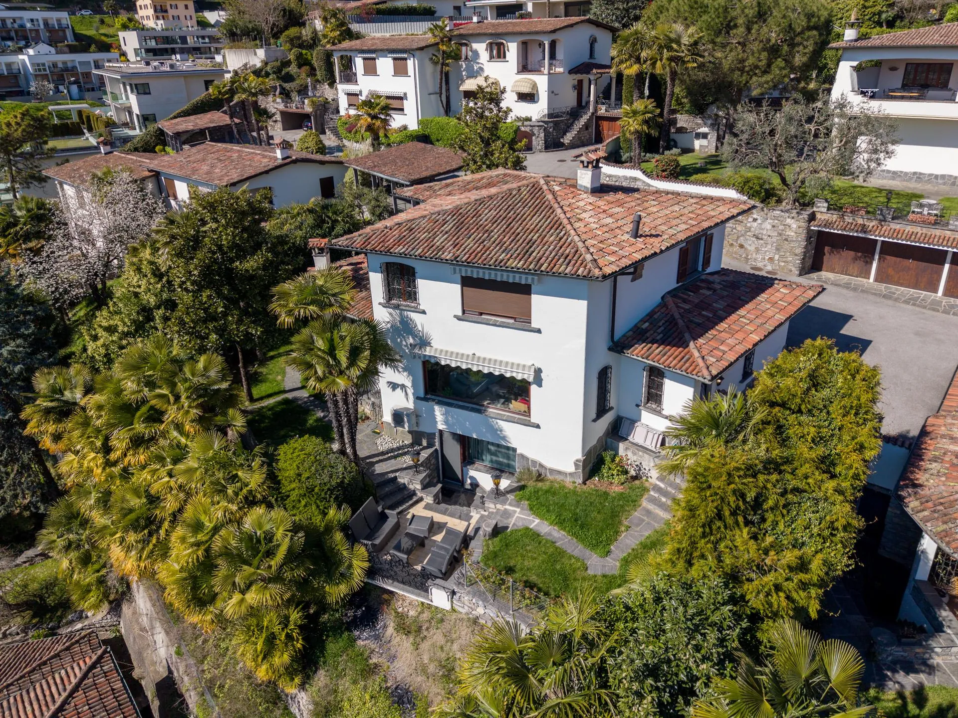 VILLA IN STILE MEDITERRANEO CON VISTA LAGO A DUE PASSI DAL CENTRO
