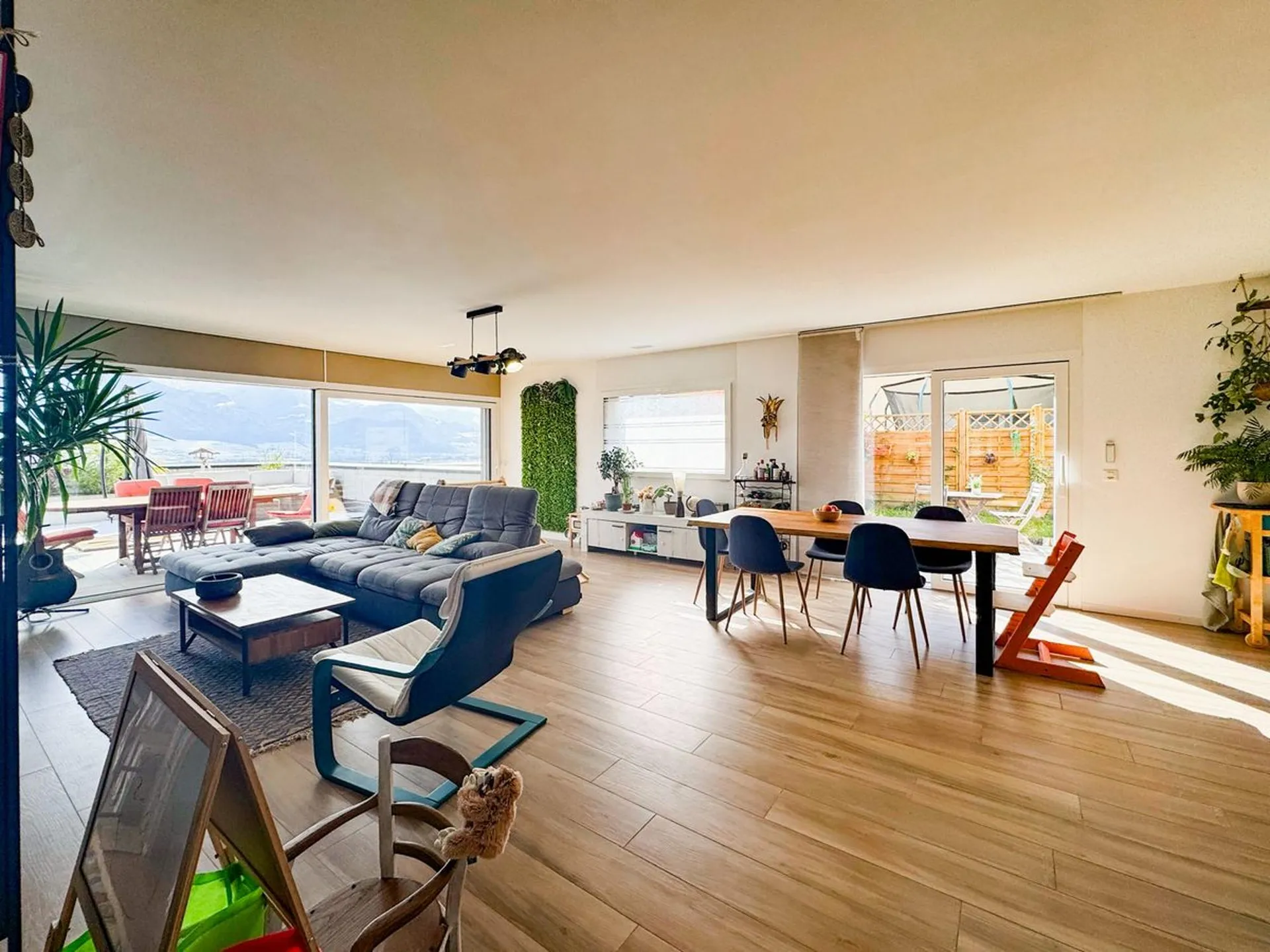 Appartement en attique dans un immeuble en terrasse.
