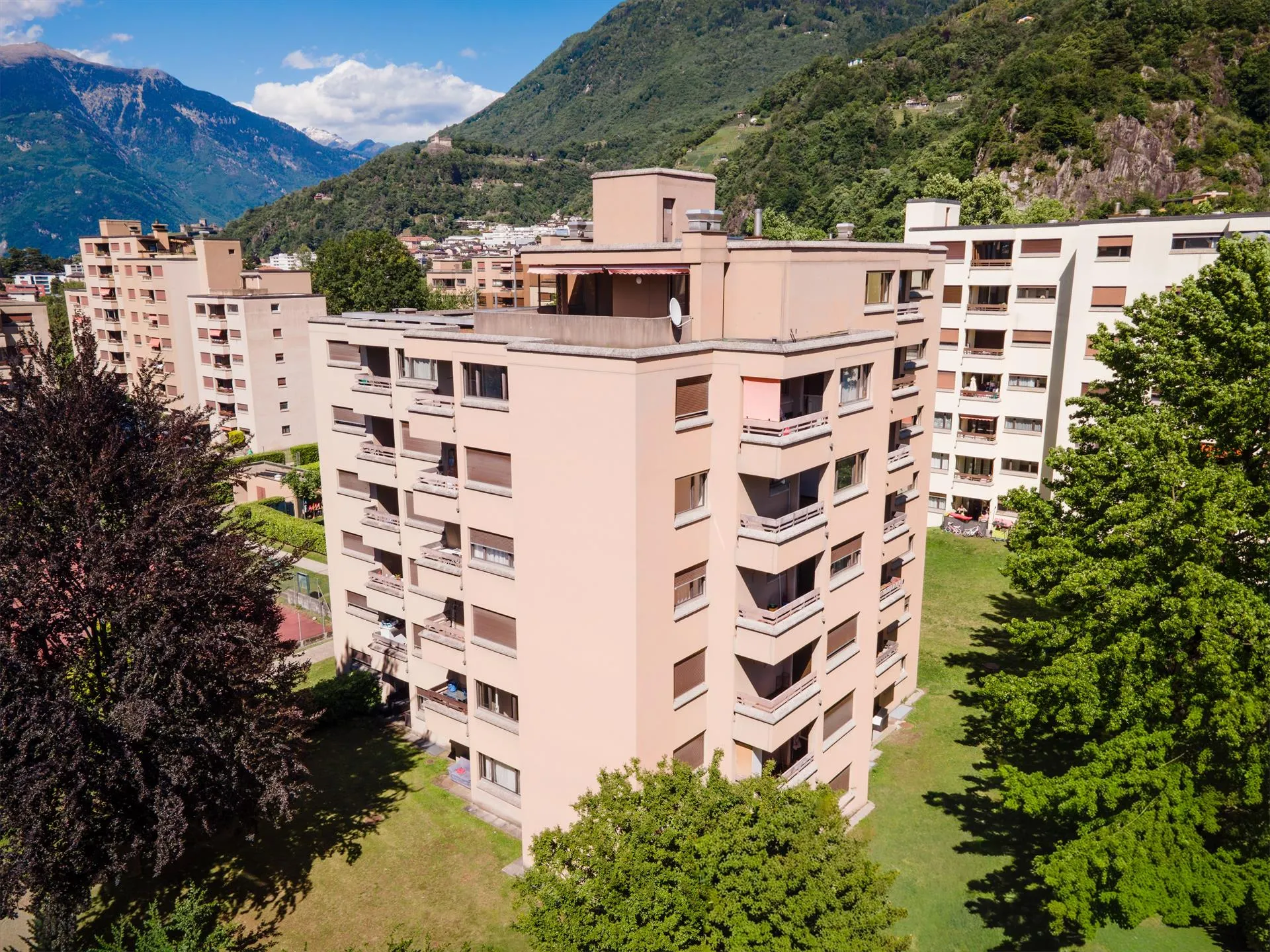 Ampio attico con camino e terrazza panoramica a Giubiasco